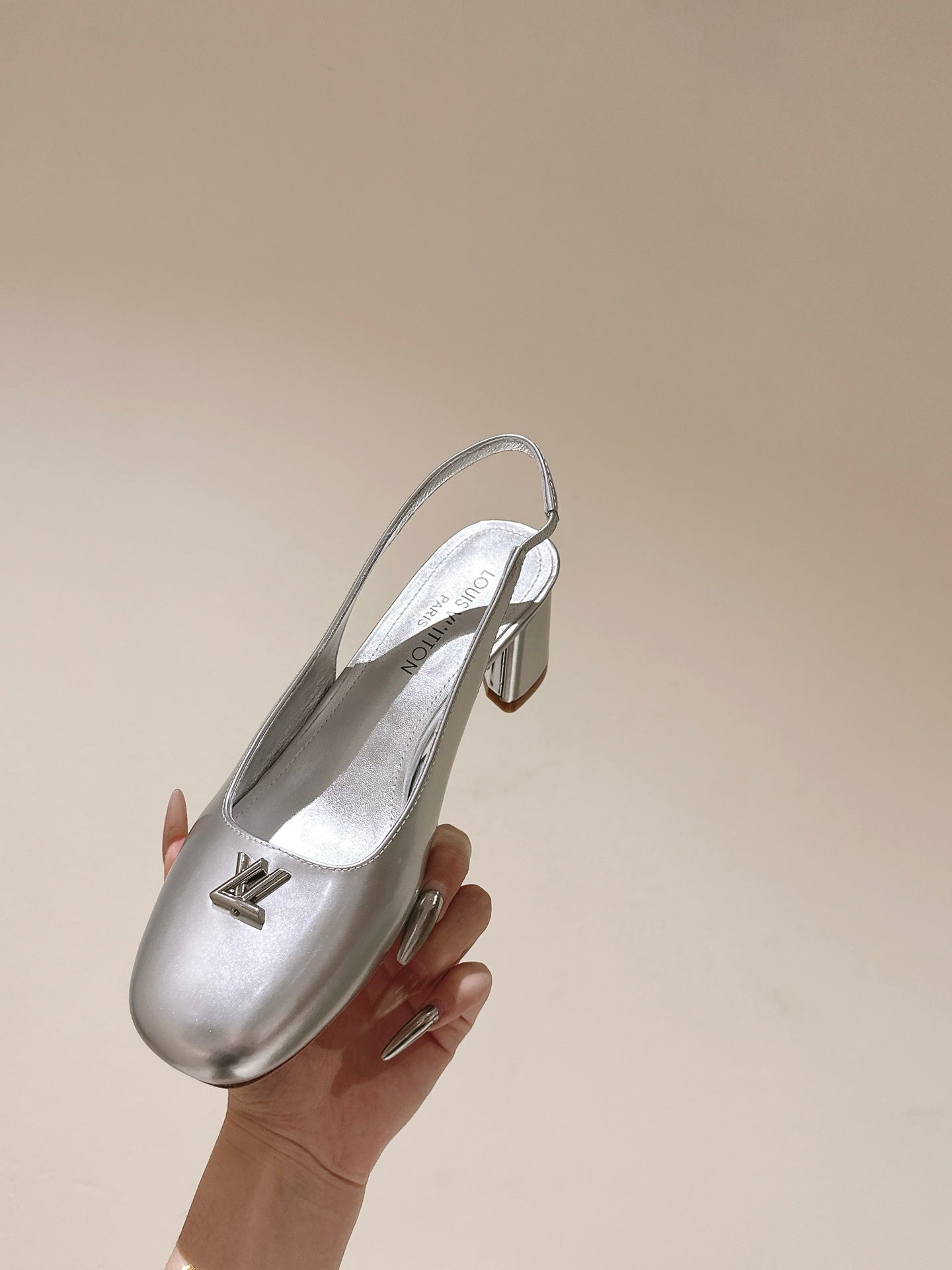 SWING SLINGBACK PUMP 55 MM IN SILVER CALFSKIN