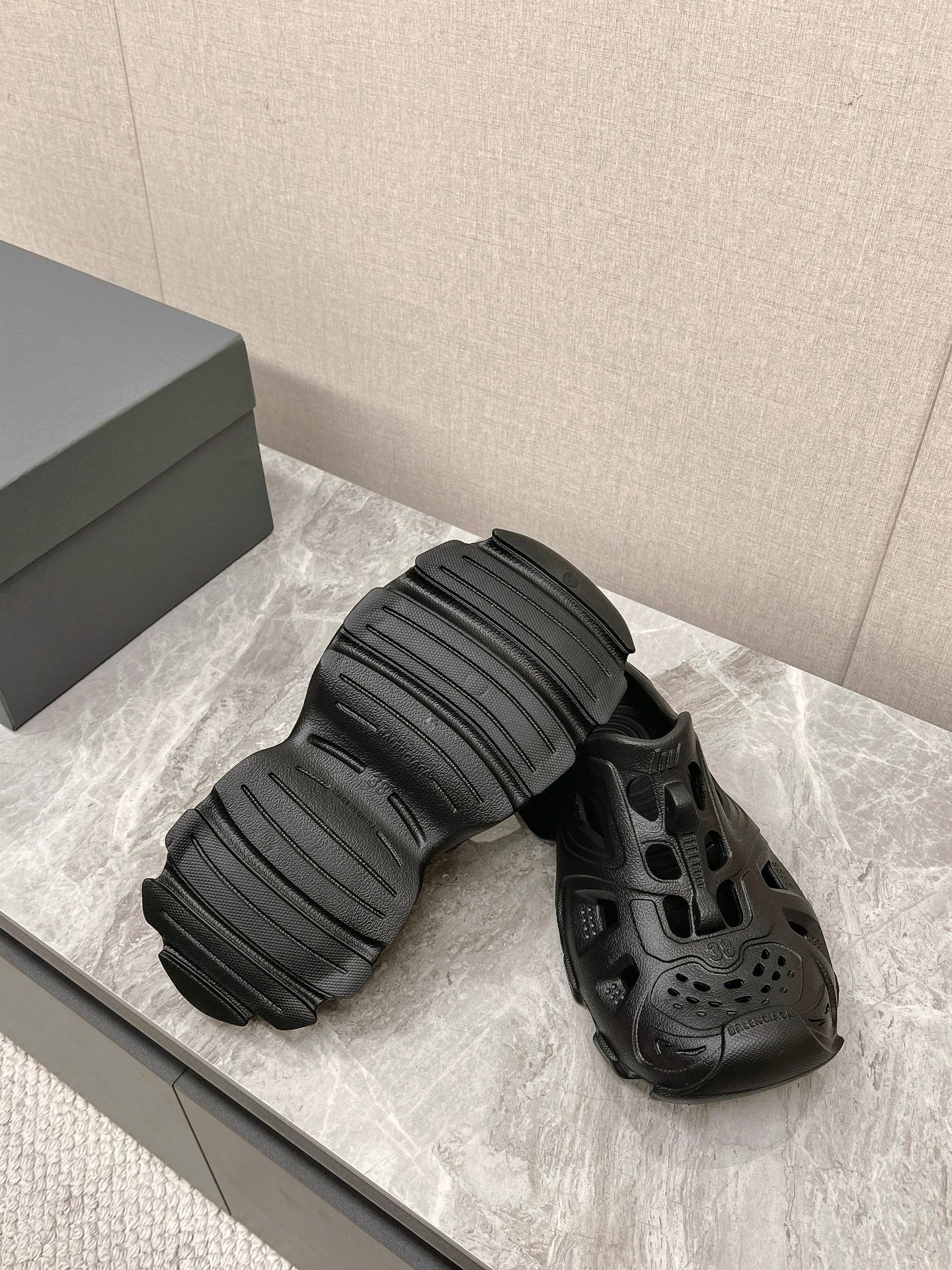 CUT-OUT MULES IN BLACK RUBBER