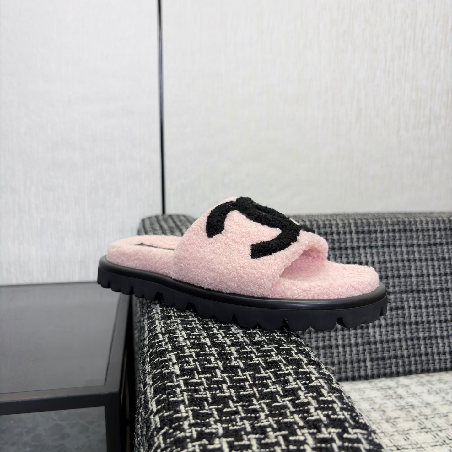 CHANEL 26S SLIDE SANDALS IN BLACK AND LIGHT PINK SHEARLING OPEN TOE