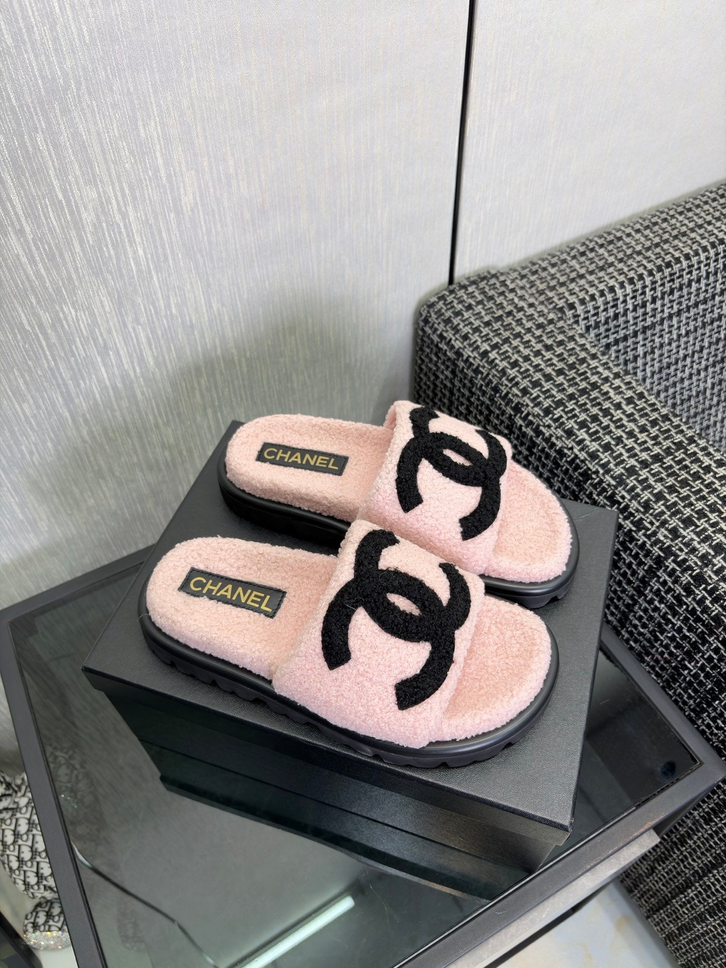 CHANEL 26S SLIDE SANDALS IN BLACK AND LIGHT PINK SHEARLING OPEN TOE