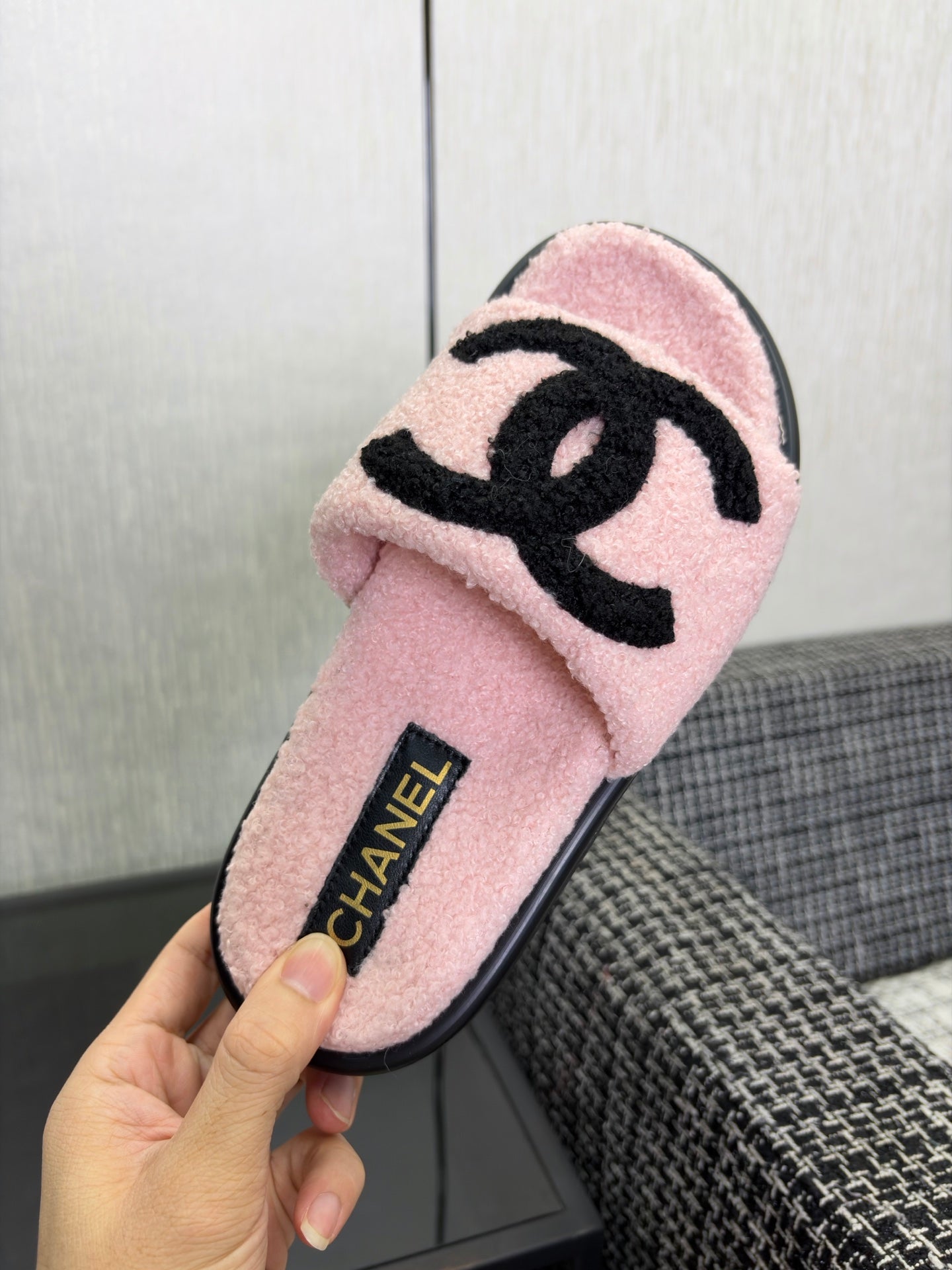 CHANEL 26S SLIDE SANDALS IN BLACK AND LIGHT PINK SHEARLING OPEN TOE