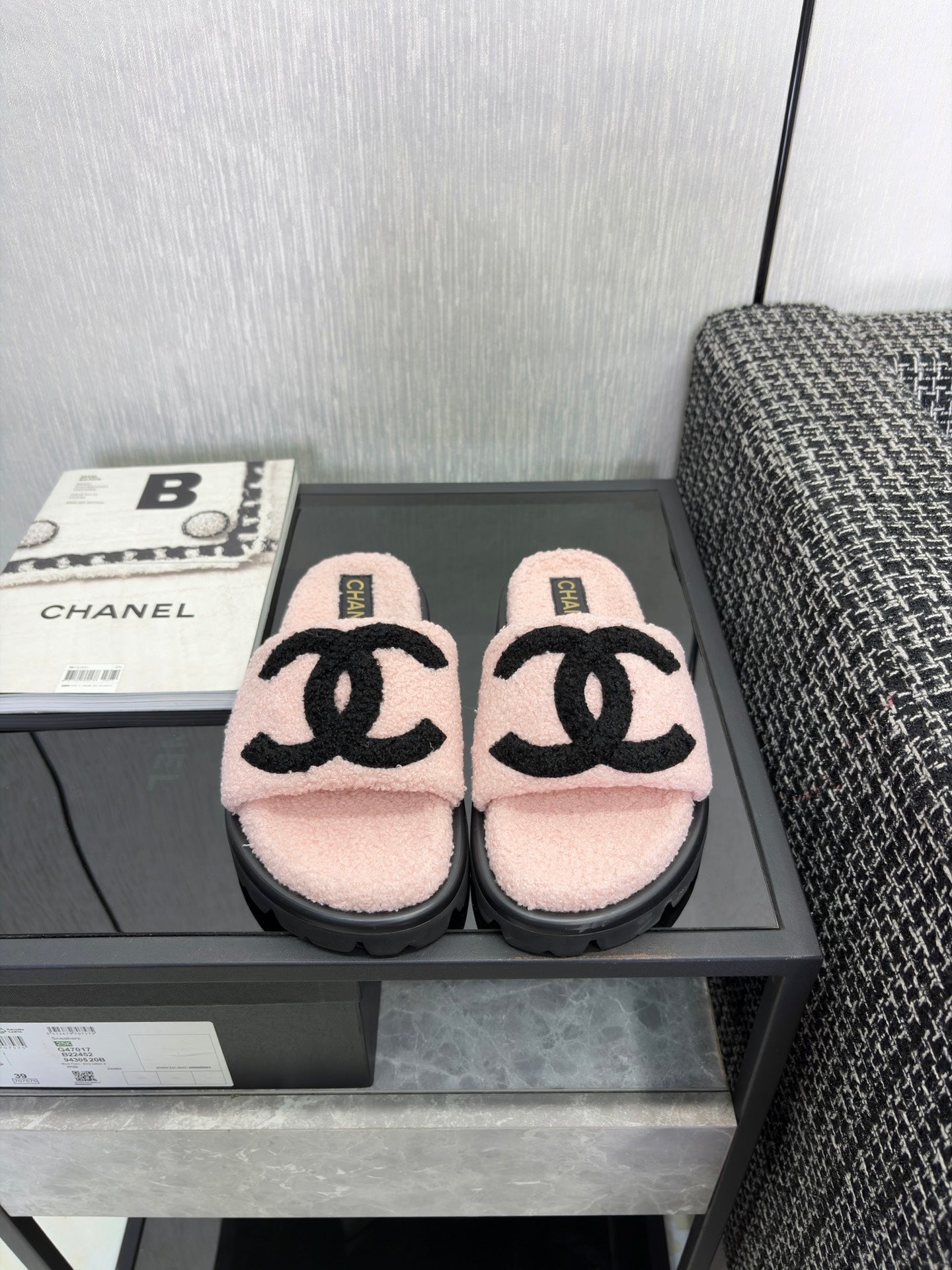 CHANEL 26S SLIDE SANDALS IN BLACK AND LIGHT PINK SHEARLING OPEN TOE