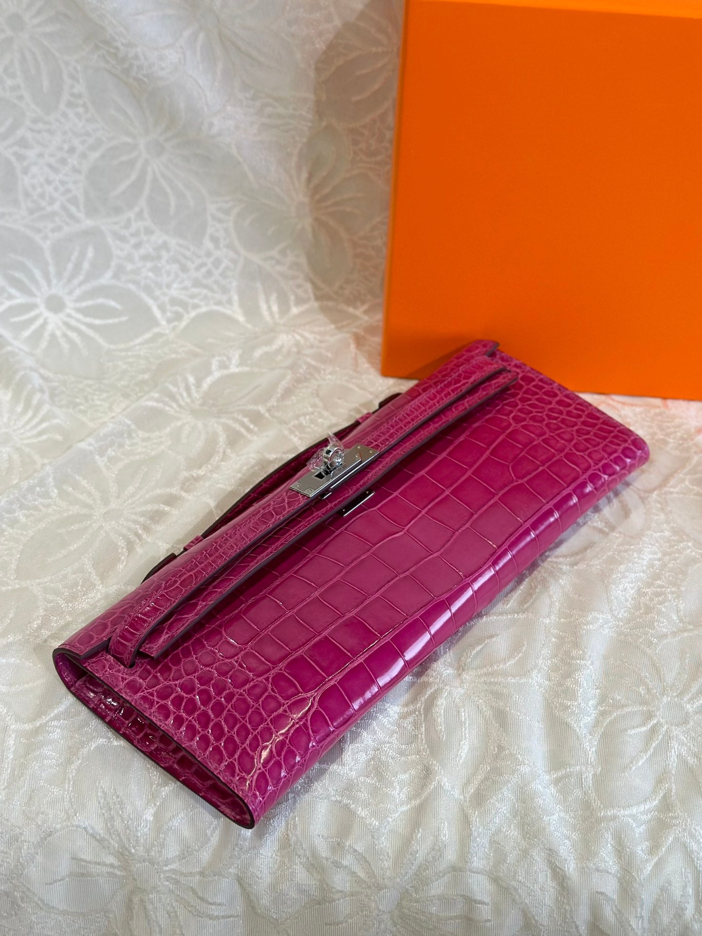 KELLY CUT 31 IN MAGENTA PURPLE SHINNY ALLIGATOR LEATHER WITH SILVER HARDWARE