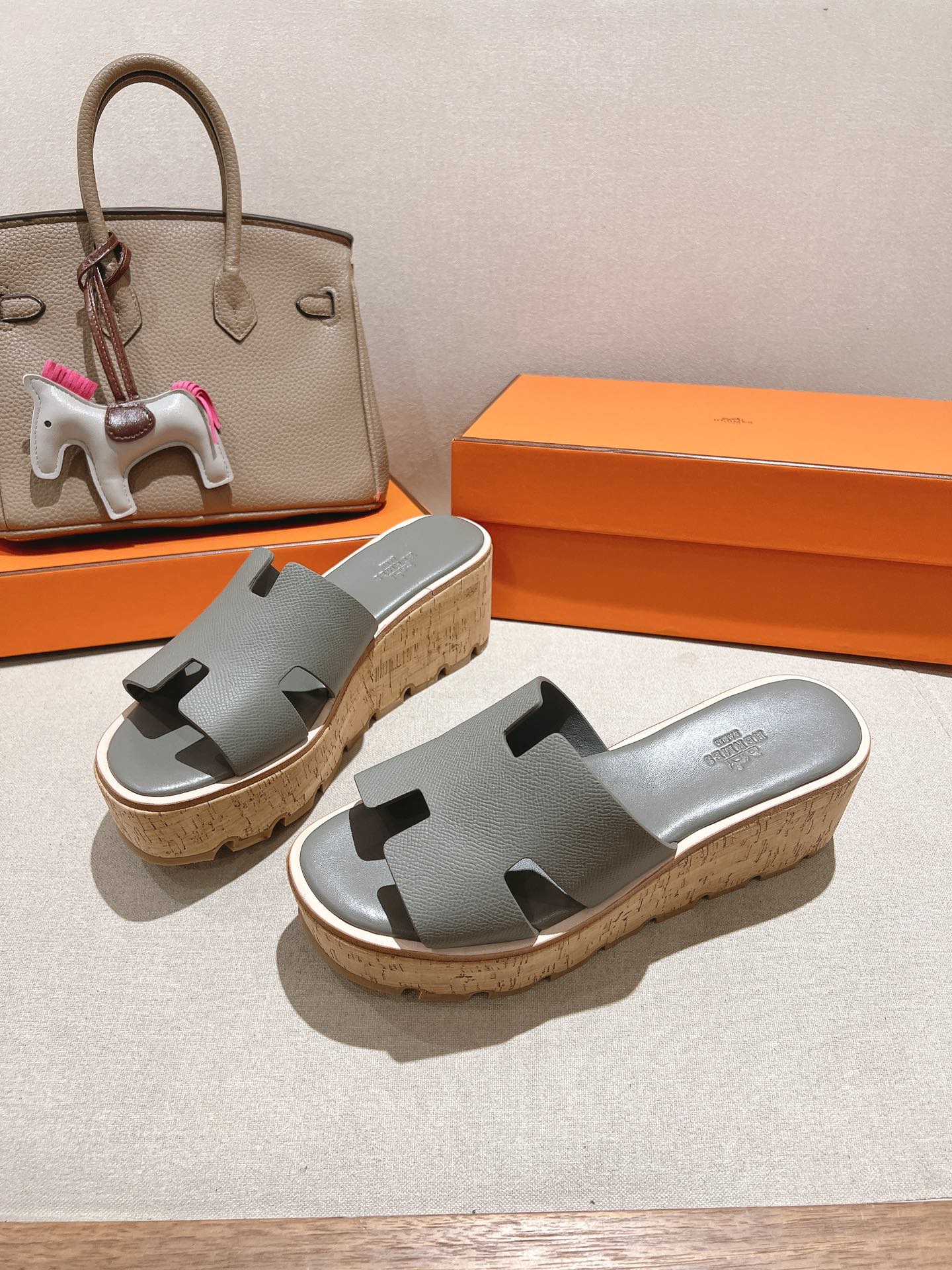 HM 25S HIGH WEDGE SANDALS IN LIGHT GREY LAMBSKIN STYLE 9