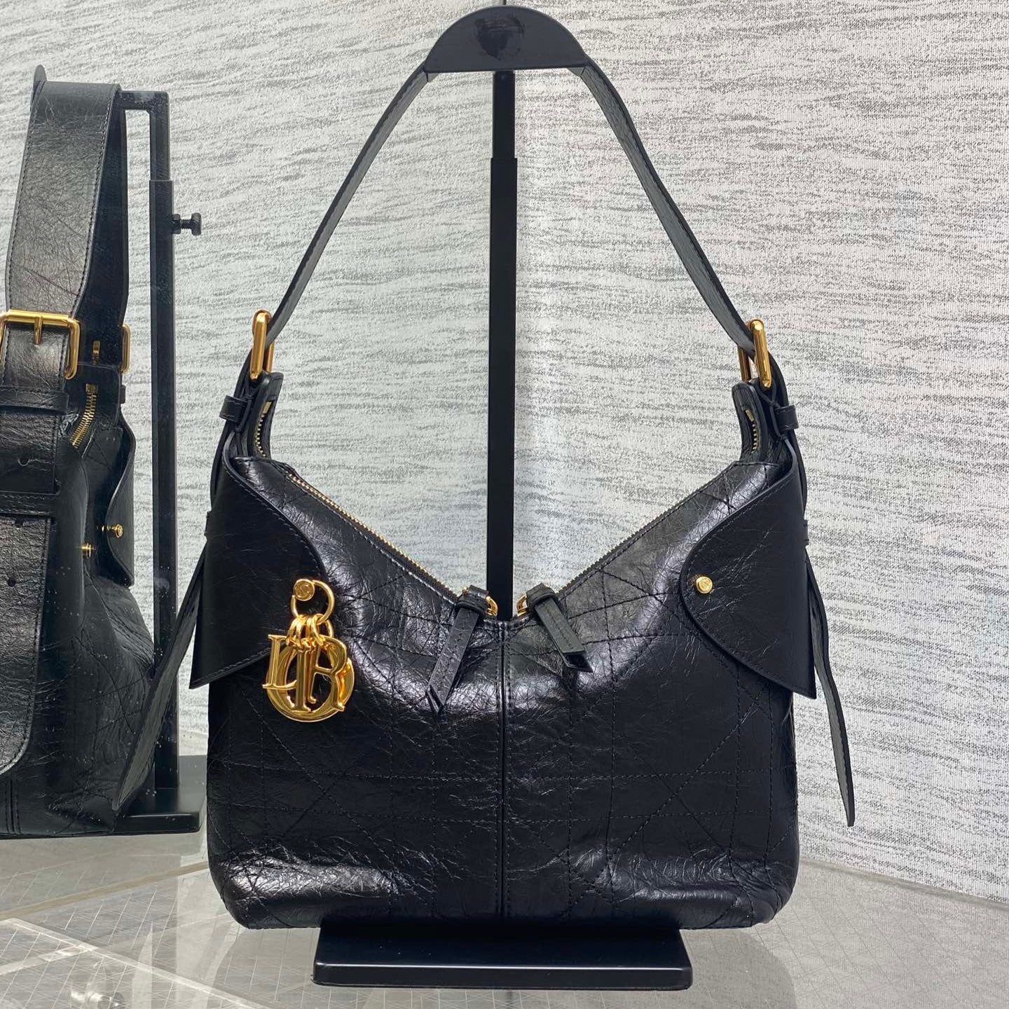 DIOR 25S SMALL VOYAGE BAG 23 IN BLACK FLAT MACROCANNAGE GRAINED GLOSSY CALFSKIN