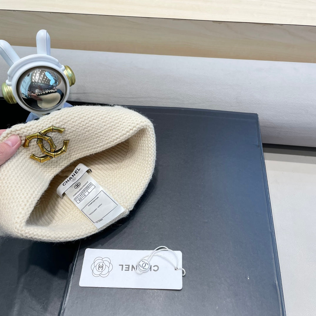 BEANIE HAT IN WHITE WOOL 419782