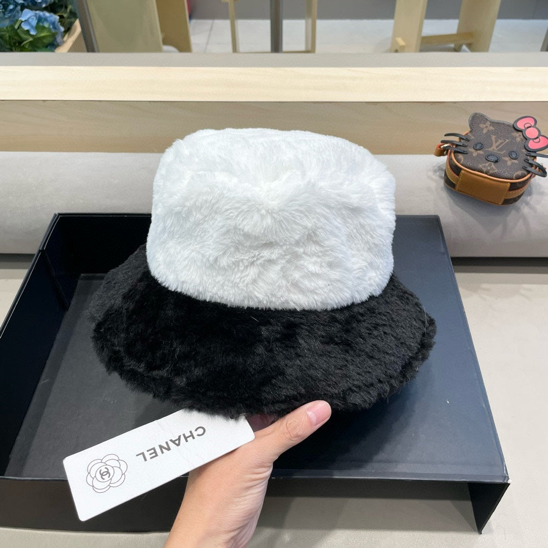 BUCKET HAT IN WHITE MIX BLACK LAMB FUR 430218