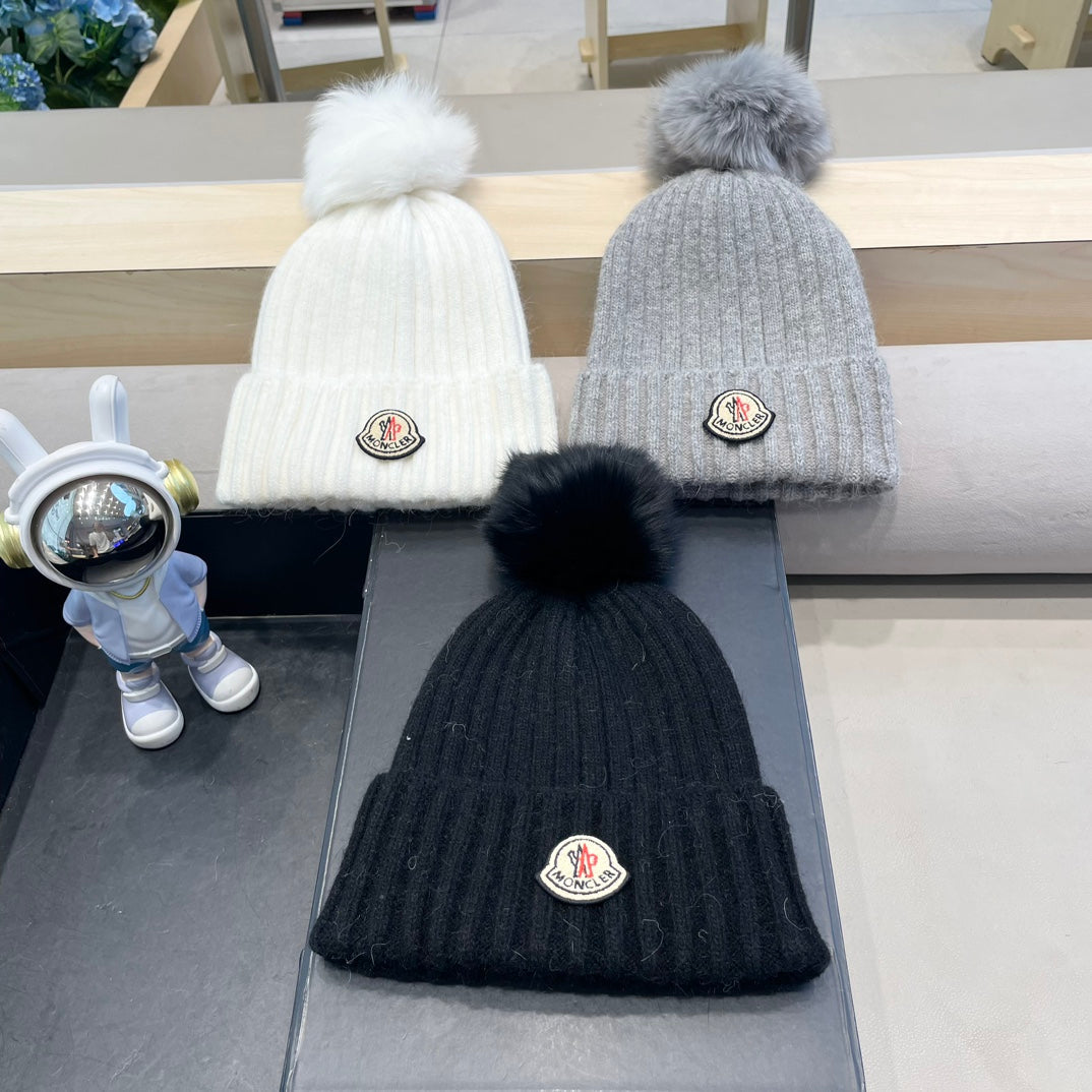 BEANIE HAT IN BLACK WOOL WITH POM POM 438105