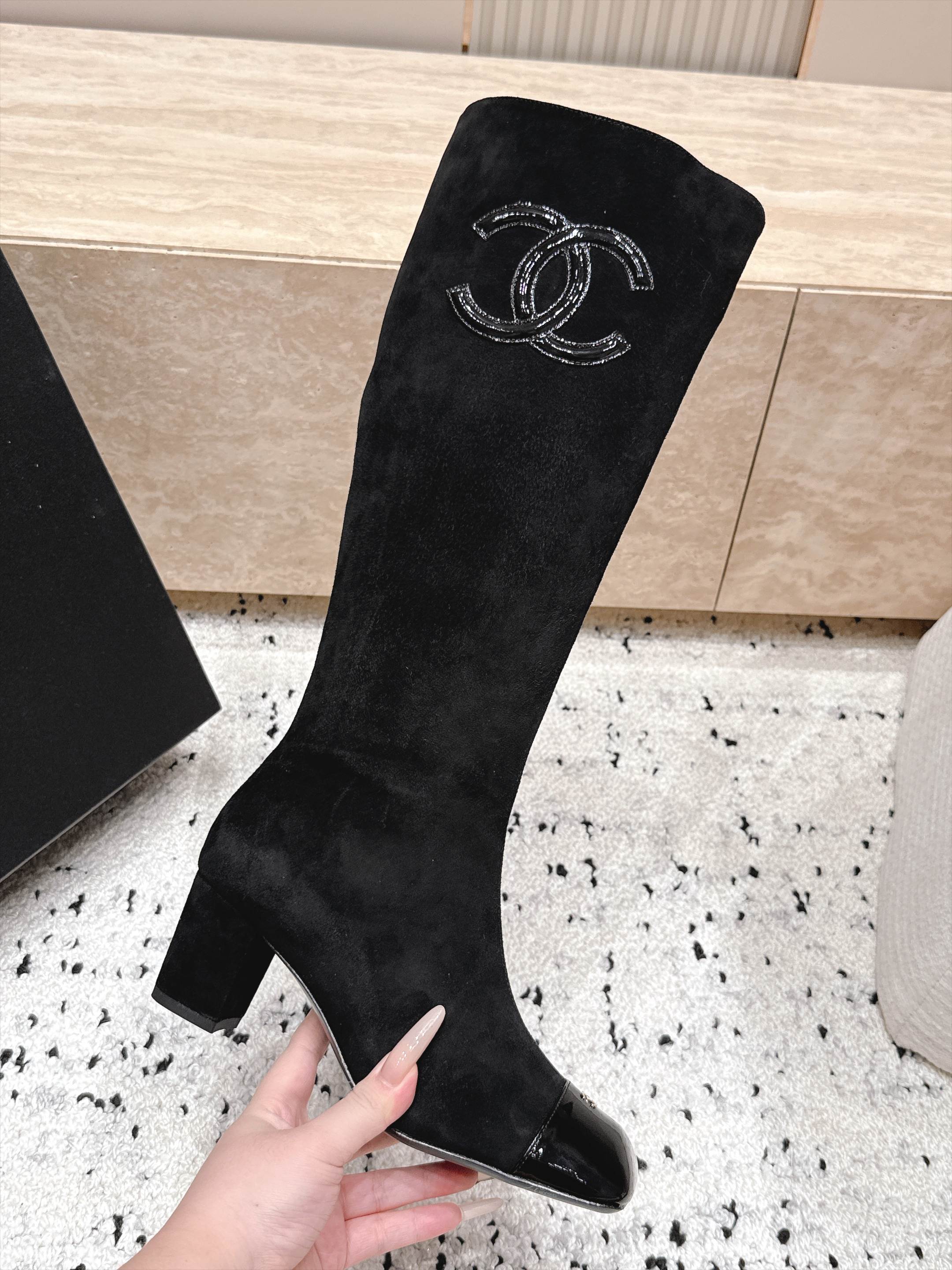 CHANEL 26S KNEE HIGH BOOTS 70 MM IN BLACK SUEDE AND PATENT