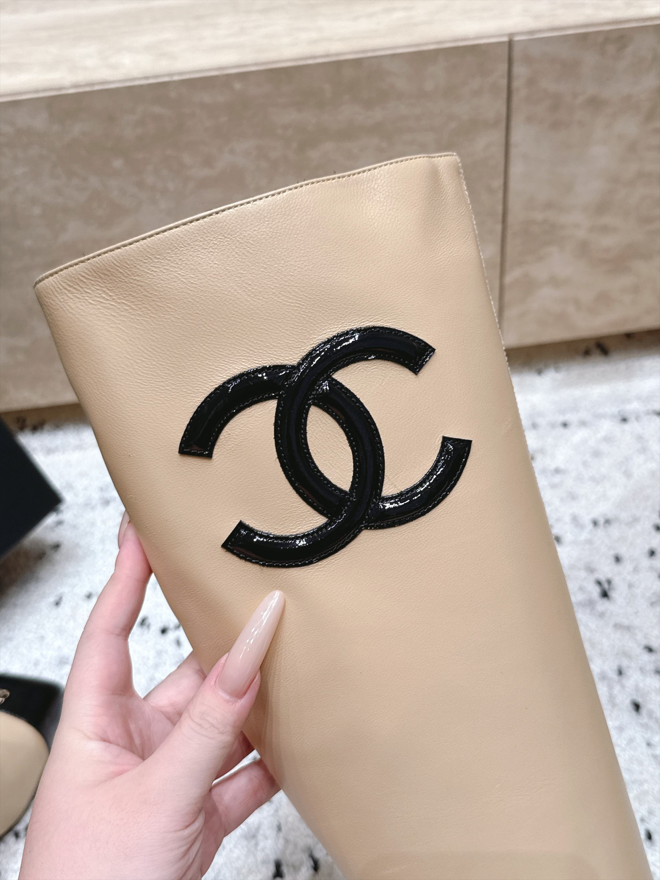 CHANEL 26S KNEE HIGH BOOTS 70 MM IN BEIGE CALFSKIN AND BLACK PATENT