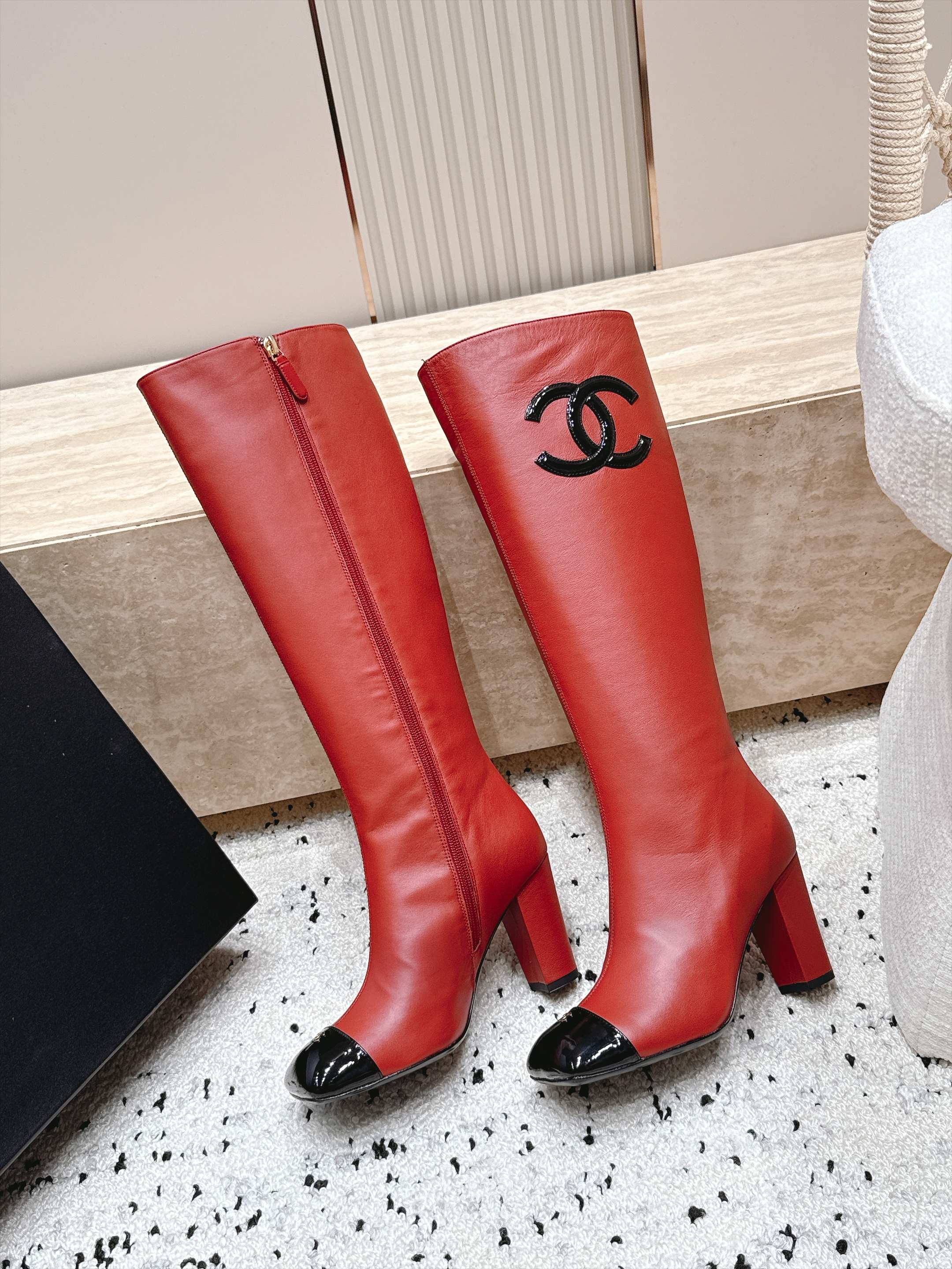 CHANEL 26S KNEE HIGH BOOTS 90 MM IN RED CALFSKN AND BLACK PATENT