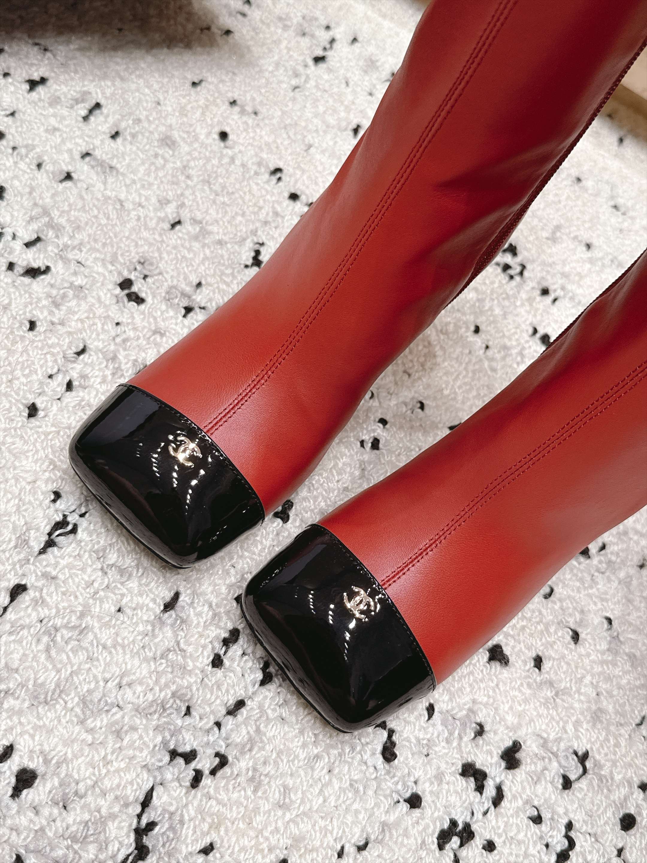 CHANEL 26S KNEE HIGH BOOTS 90 MM IN RED CALFSKN AND BLACK PATENT