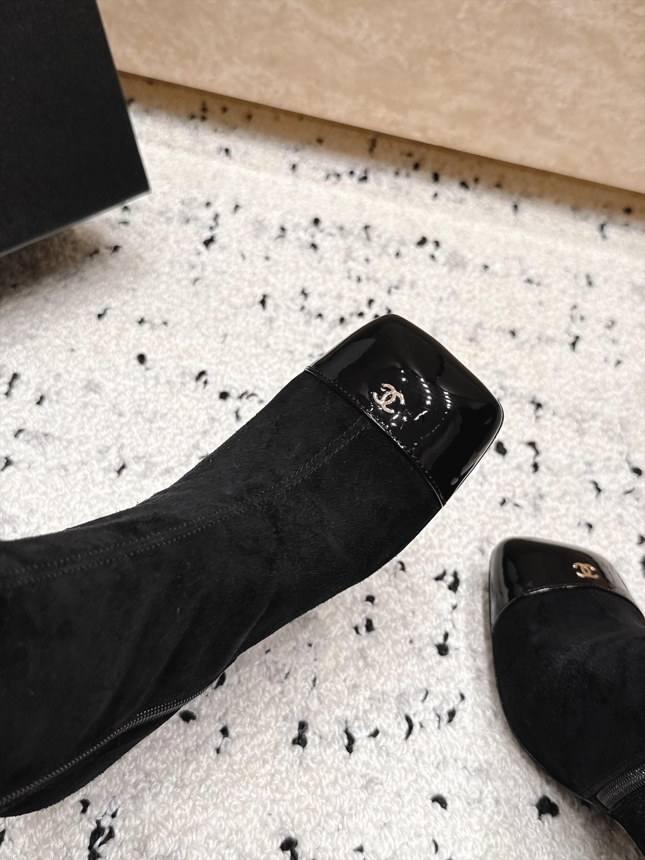 CHANEL 26S KNEE HIGH BOOTS 90 MM IN BLACK SUEDE AND PATENT