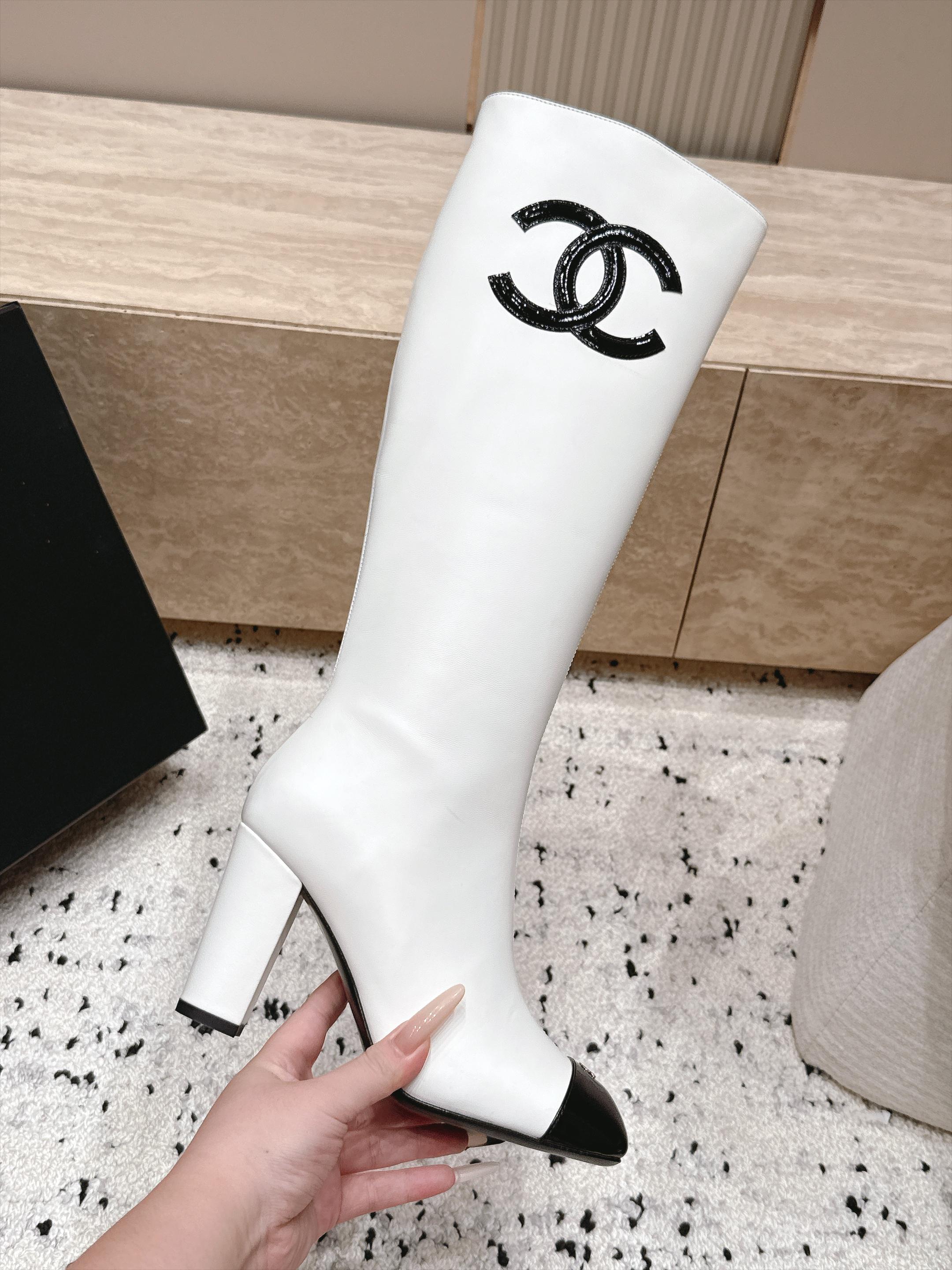 CHANEL 26S KNEE HIGH BOOTS 90 MM IN WHITE CALFSKIN AND BLACK PATENT