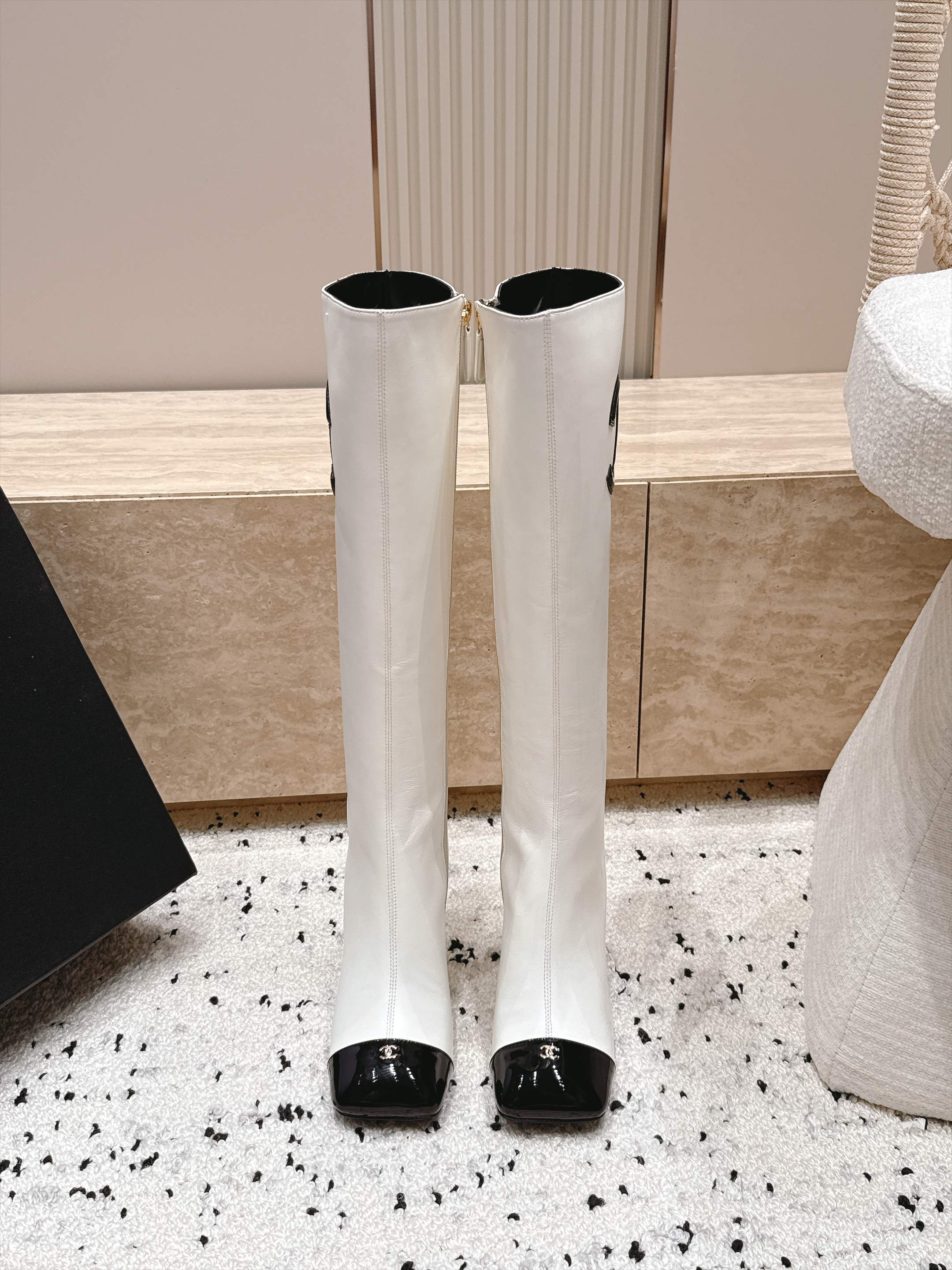 CHANEL 26S KNEE HIGH BOOTS 90 MM IN WHITE CALFSKIN AND BLACK PATENT