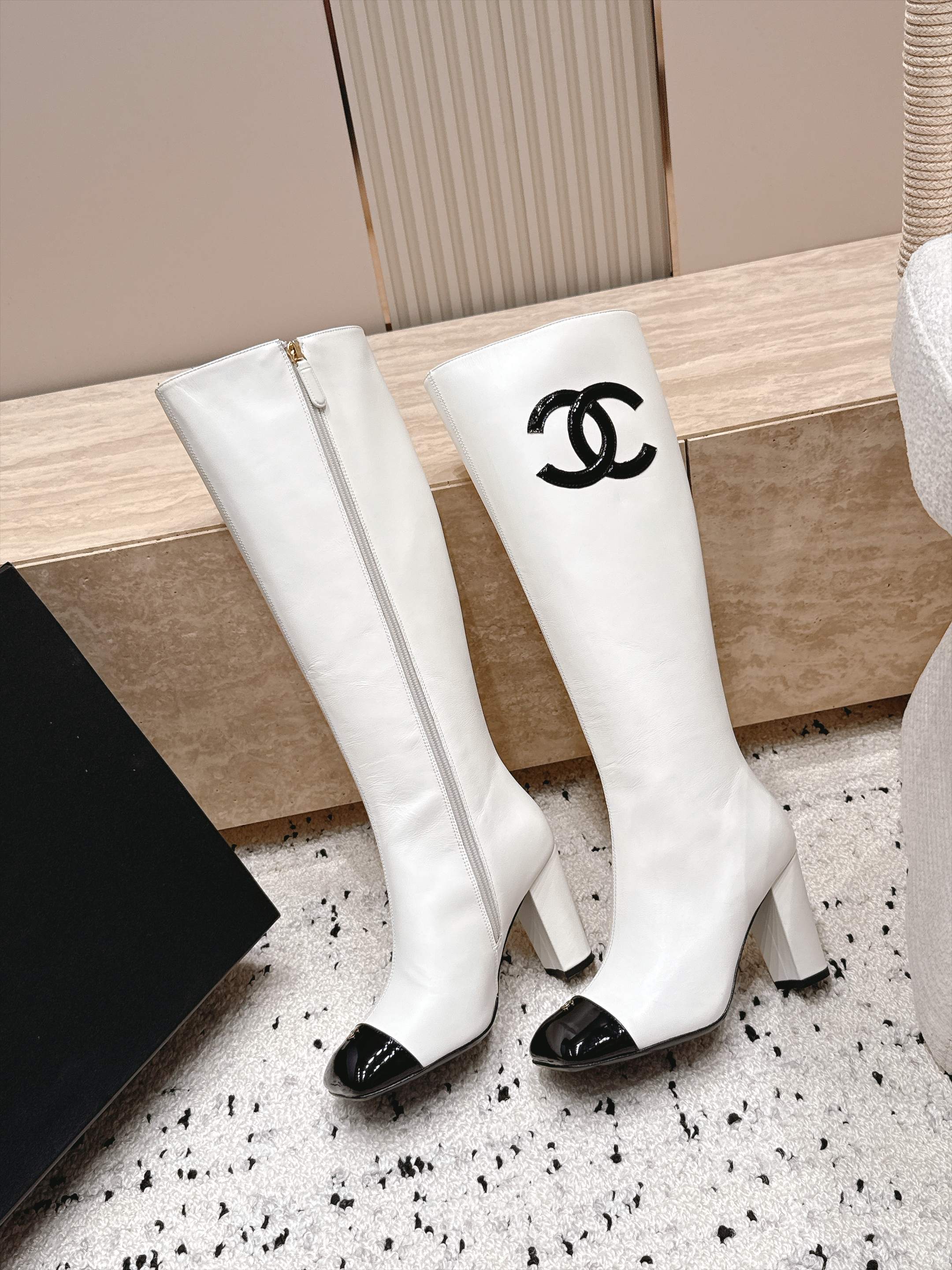 CHANEL 26S KNEE HIGH BOOTS 90 MM IN WHITE CALFSKIN AND BLACK PATENT