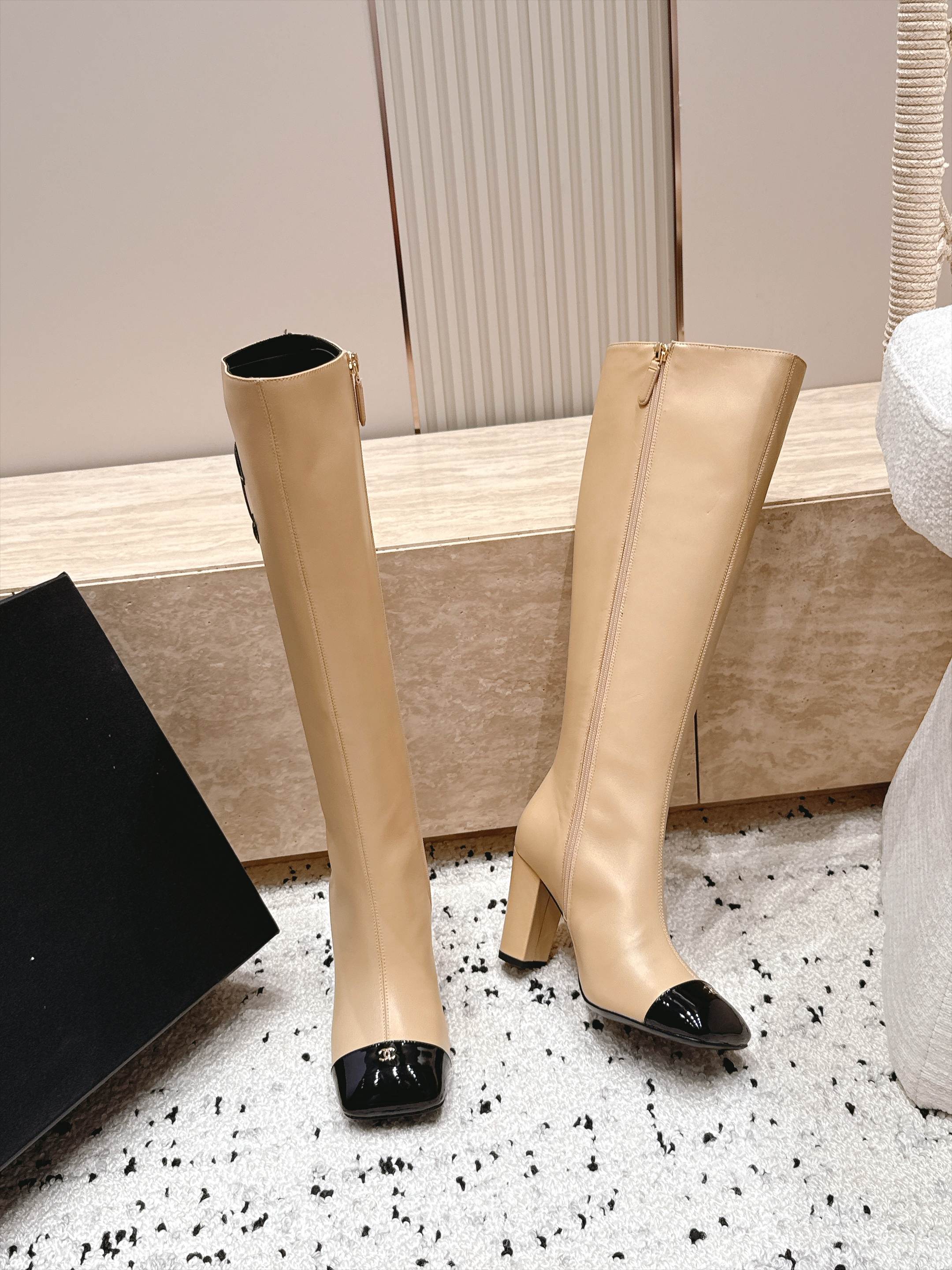 CHANEL 26S KNEE HIGH BOOTS 90 MM IN BEIGE CALFSKIN AND BLACK PATENT