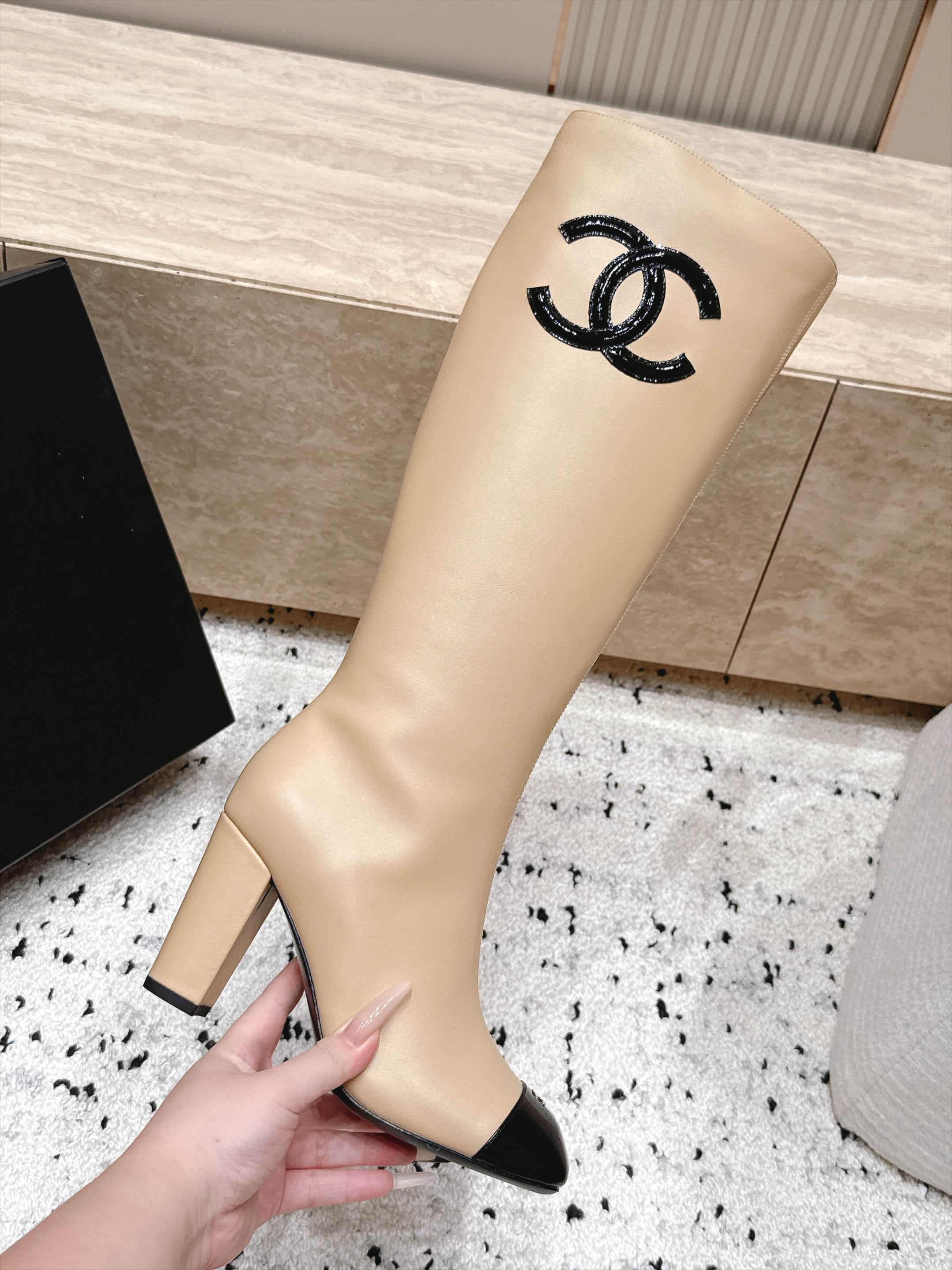 CHANEL 26S KNEE HIGH BOOTS 90 MM IN BEIGE CALFSKIN AND BLACK PATENT