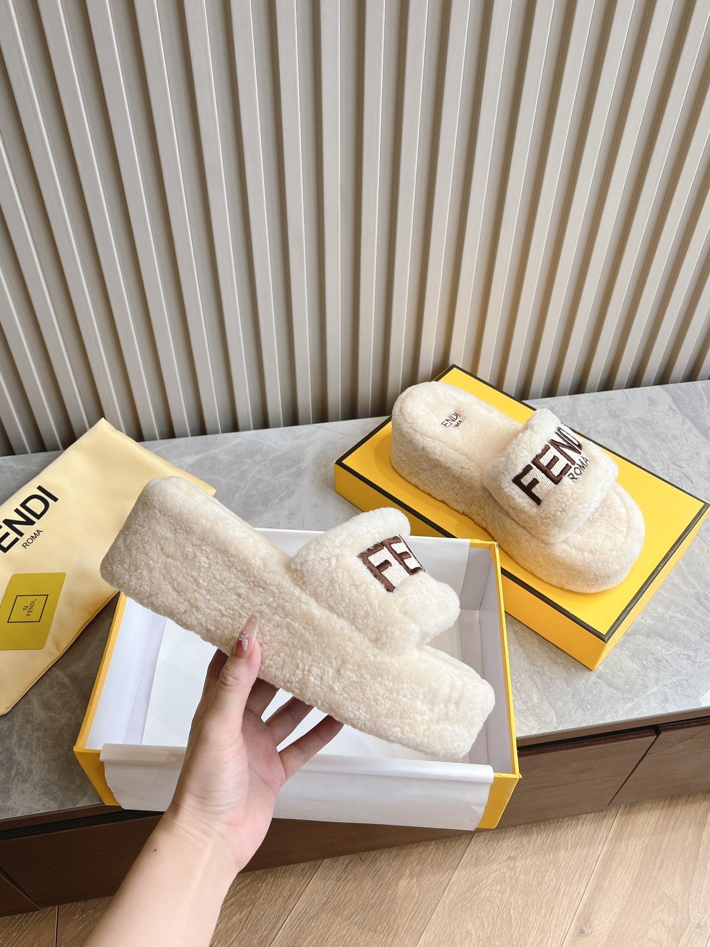 FENDI SLIPPER IN WHITE FUR WITH BROWN LOGO