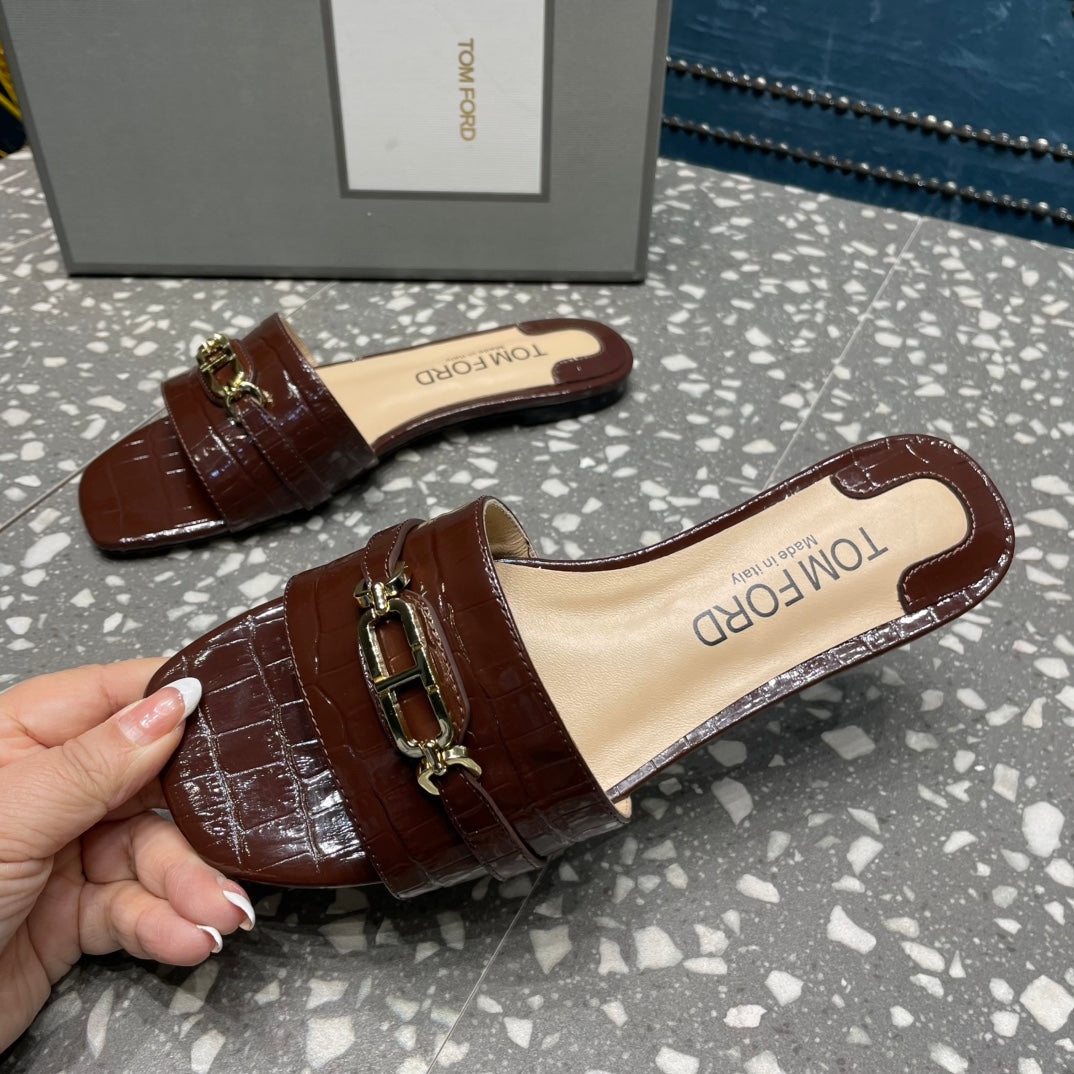 FLAT MULE IN SYRUP BROWN CALFSKIN