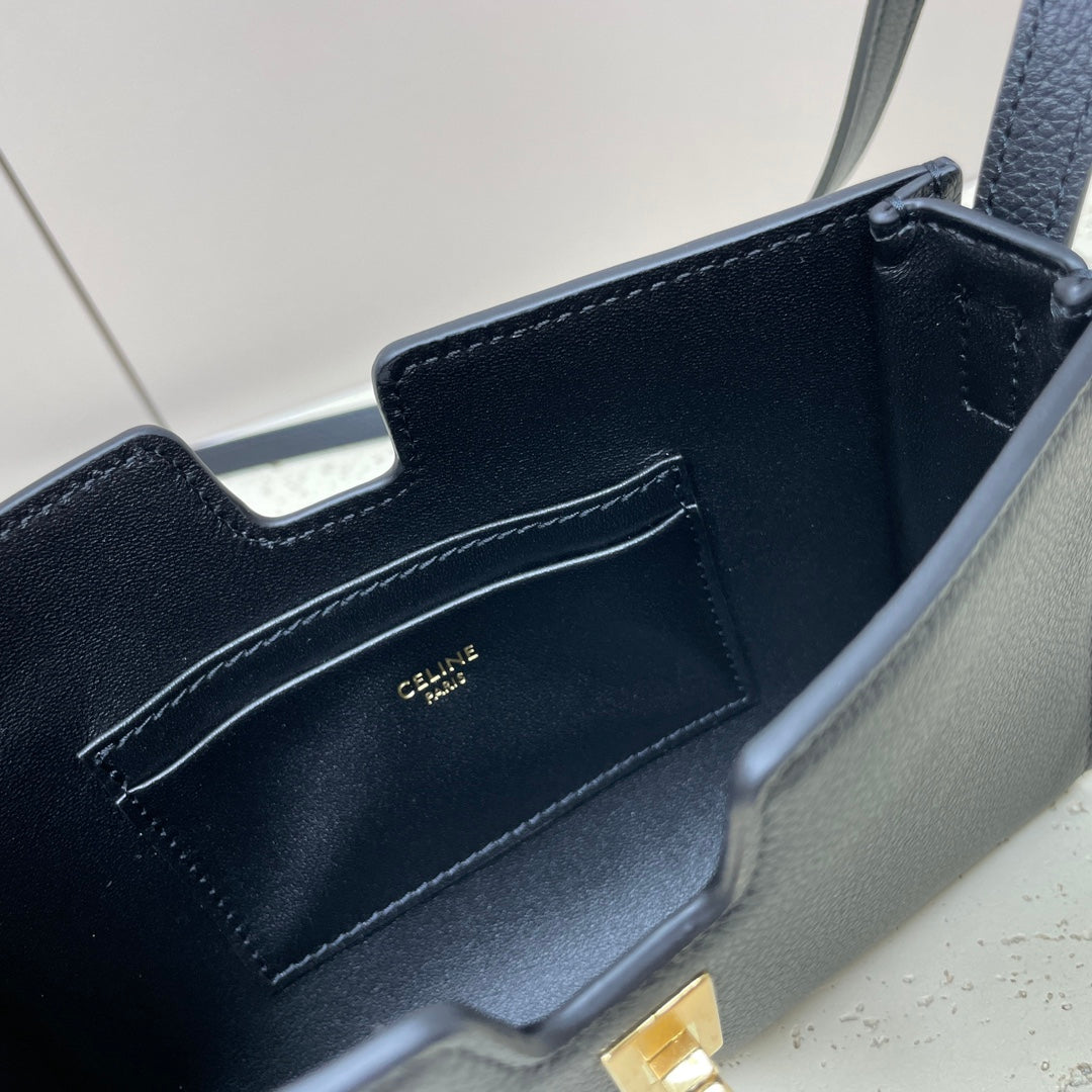 16 STRAP POCHETTE 18 IN BLACK SUPPLE CALFSKIN GOLD HARDWARE