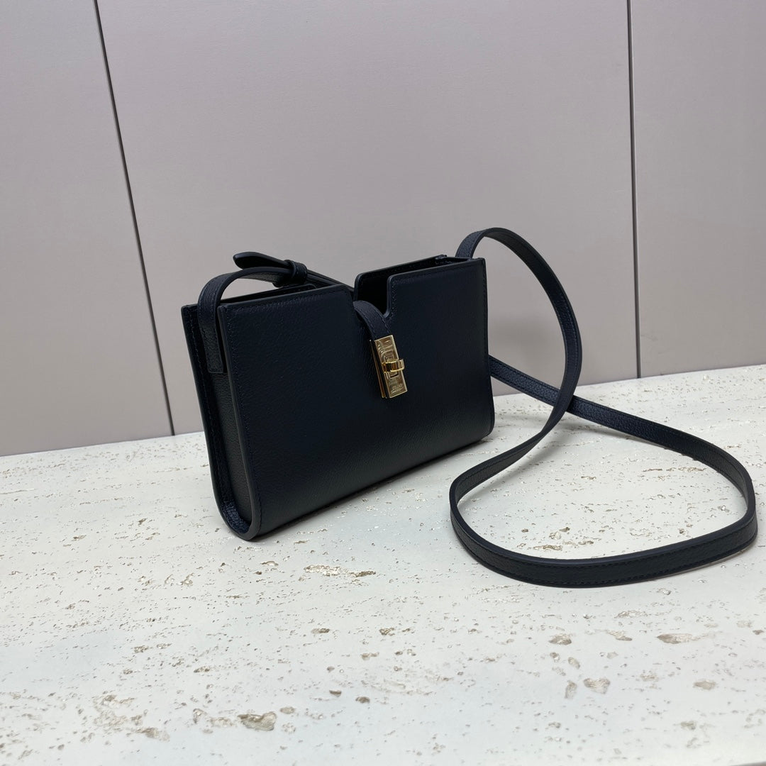 16 STRAP POCHETTE 18 IN BLACK SUPPLE CALFSKIN GOLD HARDWARE