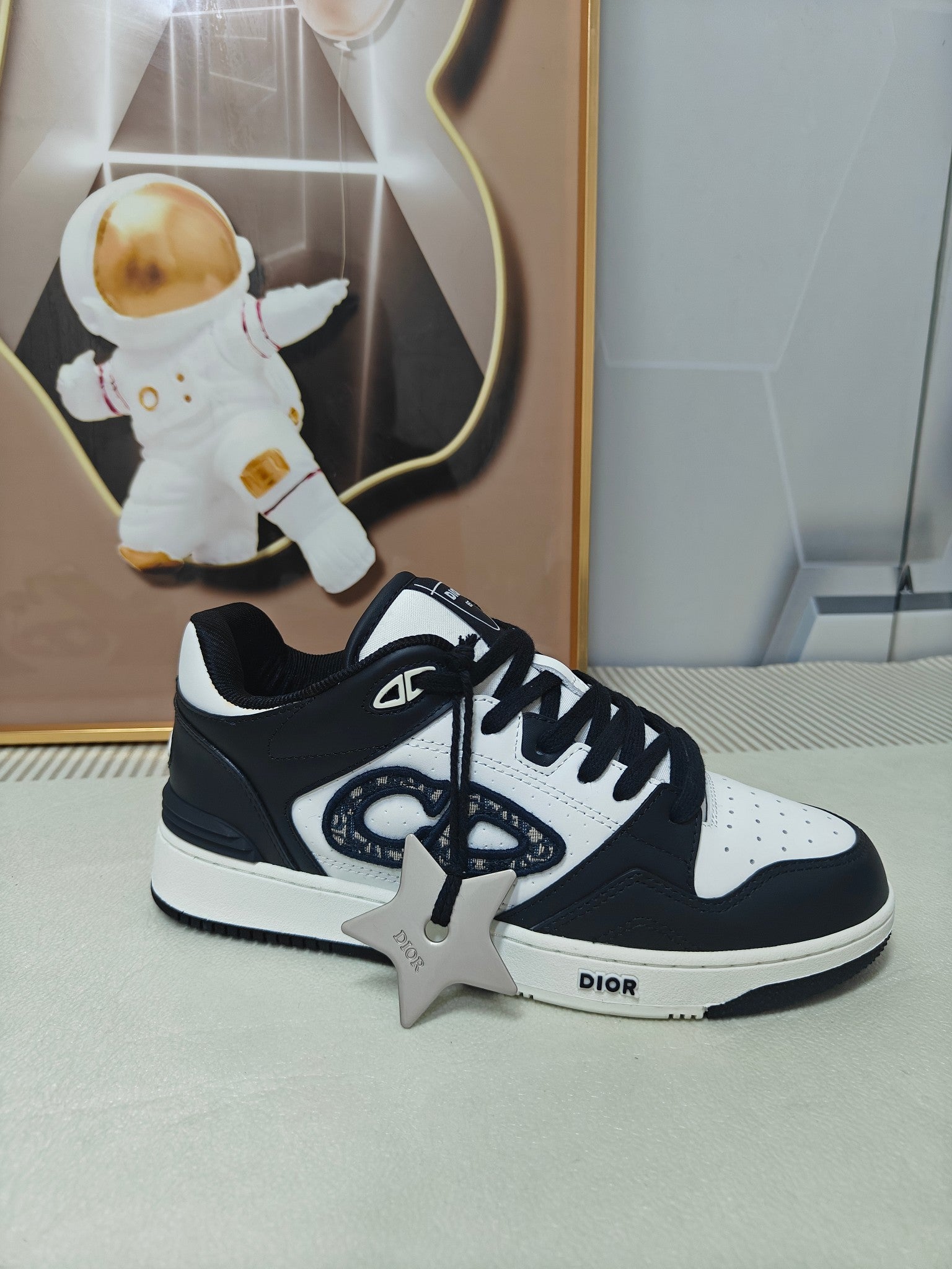 DIOR 26S LOW-TOP SNEAKER IN WHITE AND BLACK CALFSKIN STYLE 02