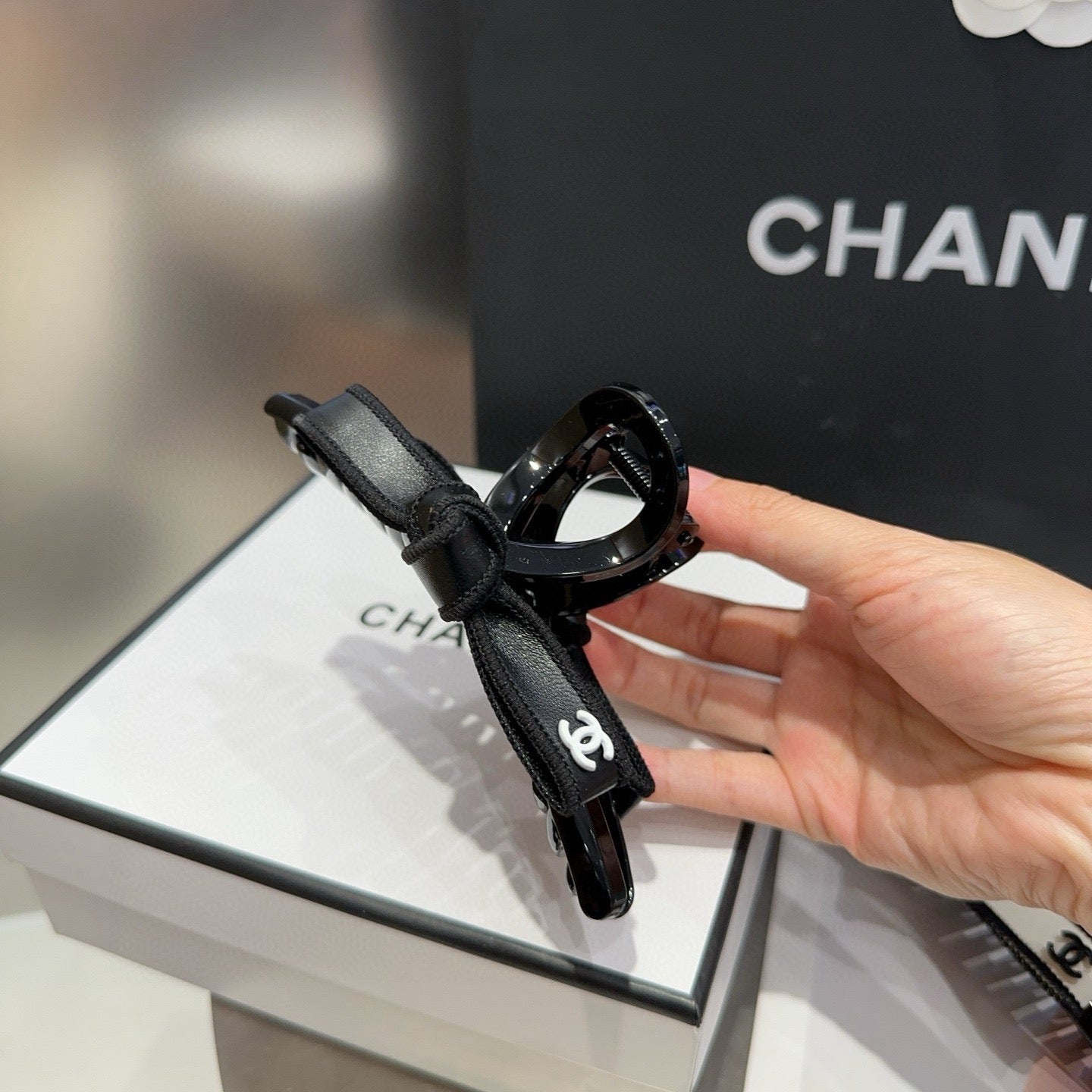 CHANEL 26S BOW HAIR CLIP IN BLACK ACETATE 512098