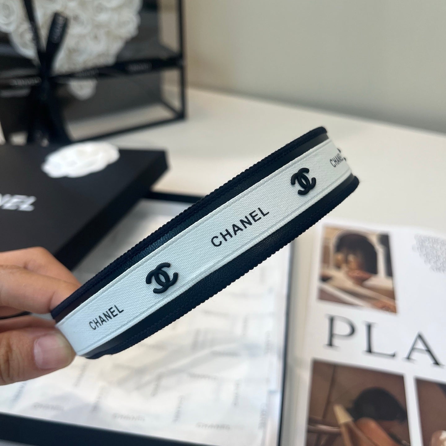 CHANEL 26S HEADBAND IN BLACK AND WHITE FABRIC 503103