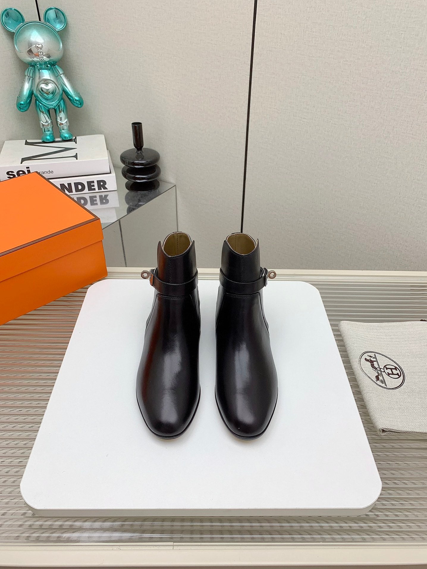 WOMEN'S NEO ANKLE BOOT IN BLACK CALFSKIN