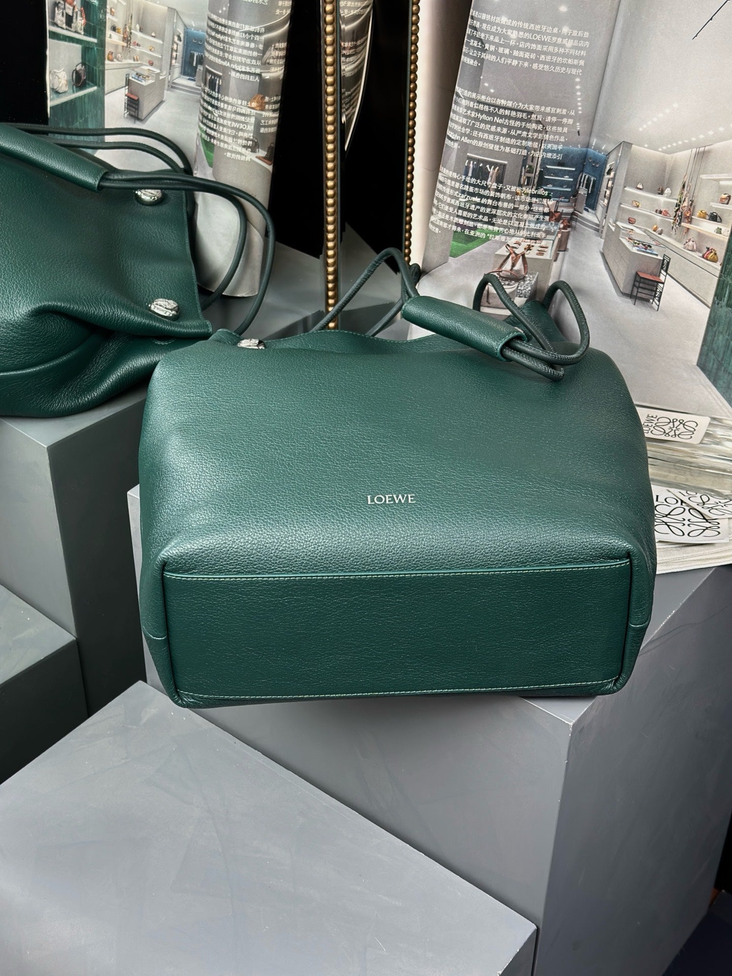 PEBBLE HOBO 40 IN GREEN FOREST SUPPLE GRAINED CALFSKIN