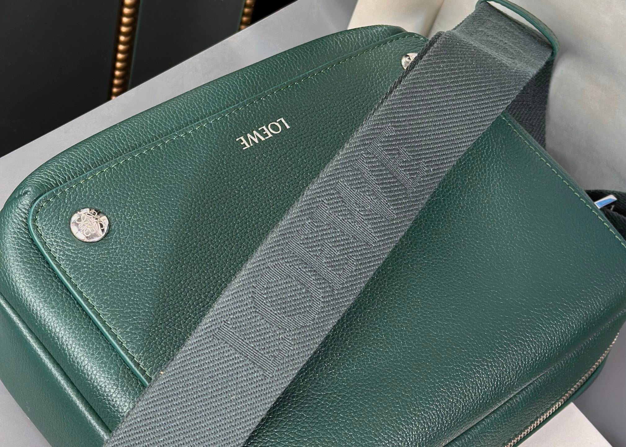 MEDIUM 23 PEBBLE MESSENGER BAG IN FOREST GREEN SUPPLE GRAINED CALFSKIN