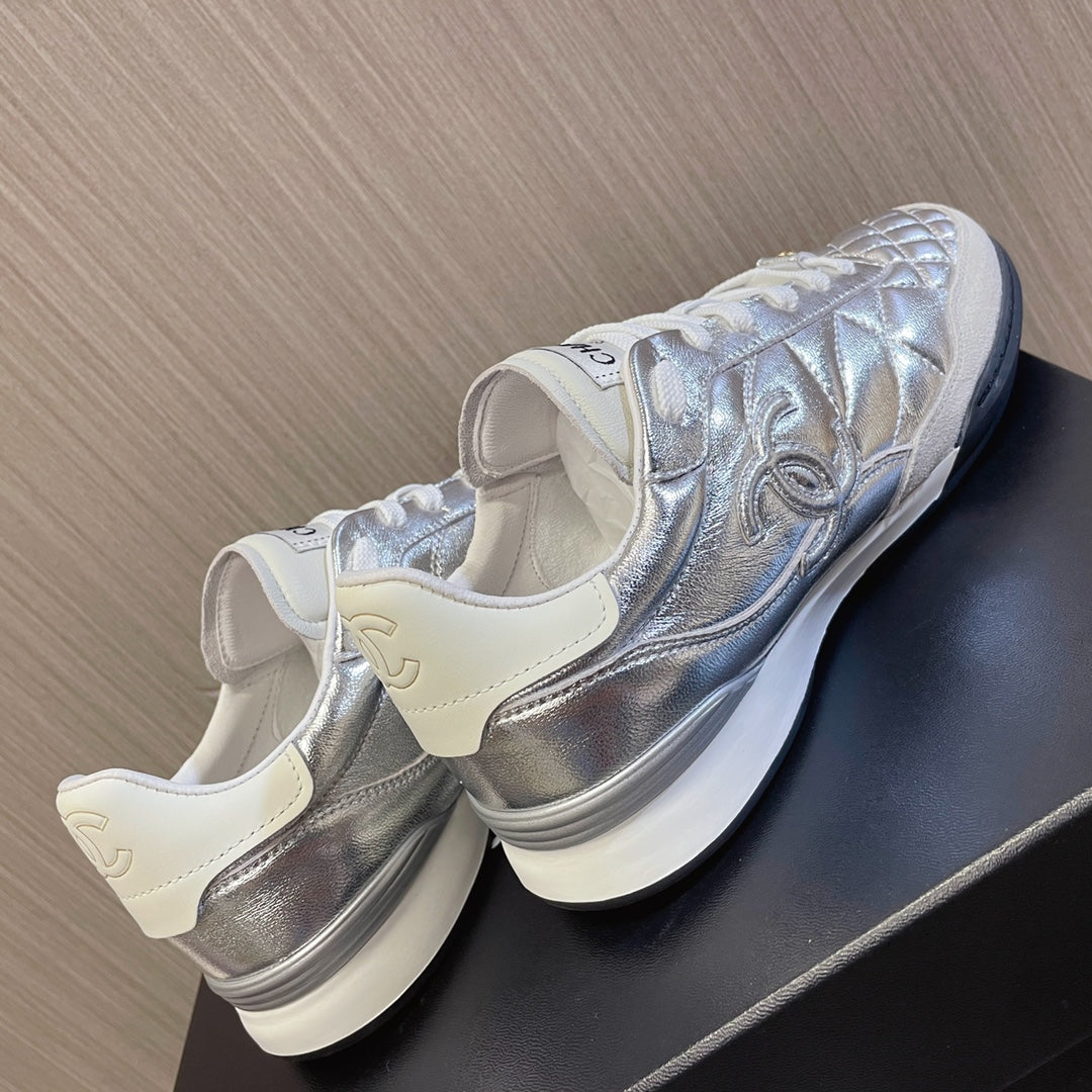 CHANEL 26S SNEAKER IN GOLD QUILTED CALFSKIN AND WHITE LOW TOP