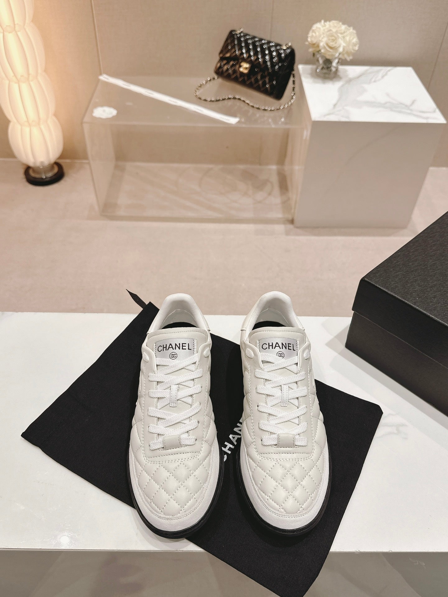 SNEAKERS IN GLOSSY WHITE LAMBSKIN