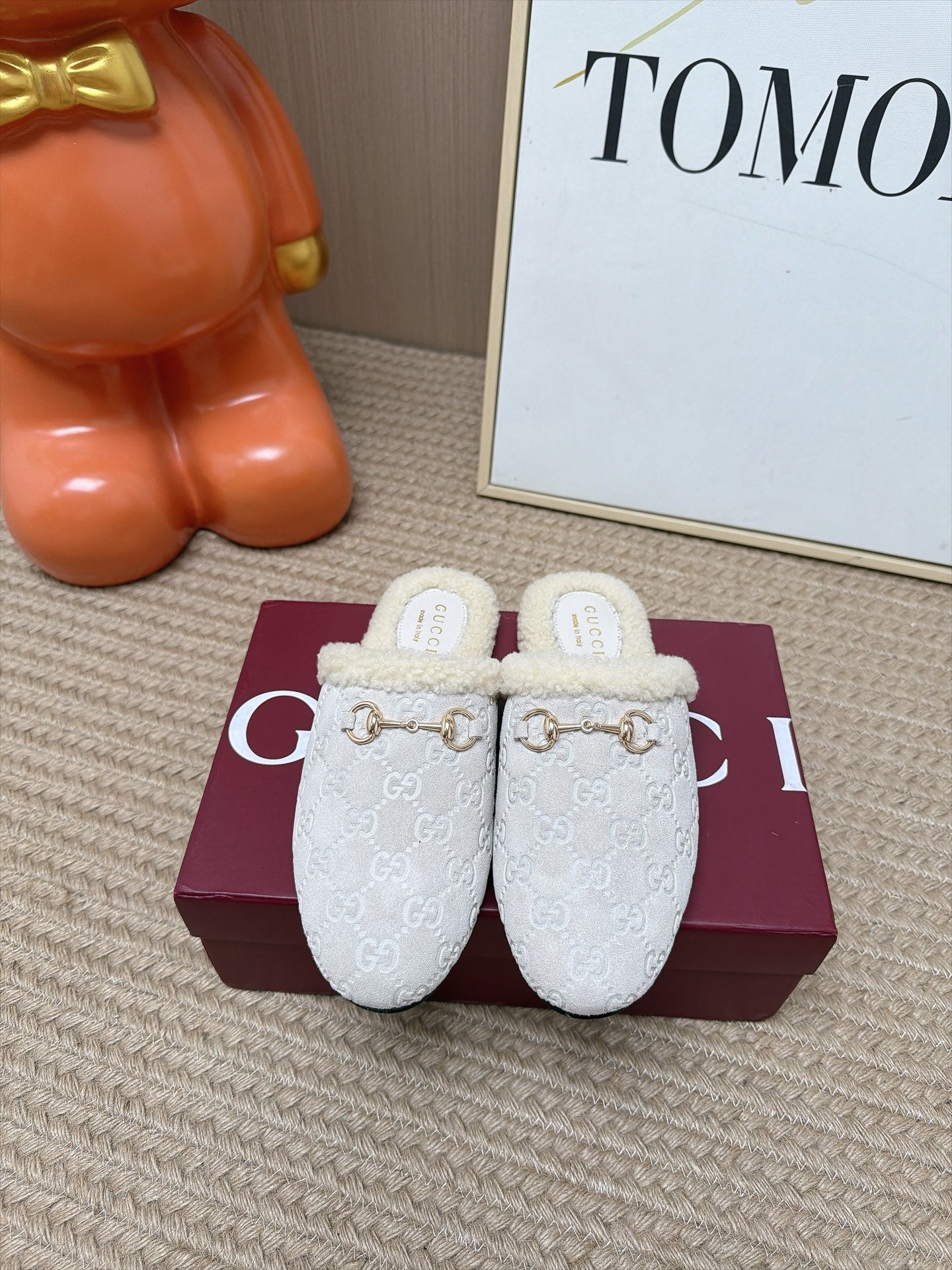 GUCCI 26S SHEARLING-LINED MULES IN OFF WHITE SUEDE