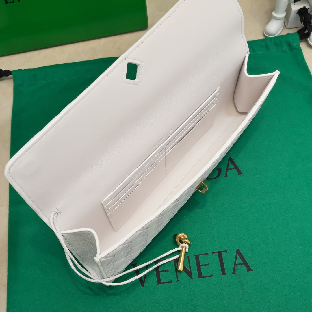 BV Long Clutch Andiamo 31 White Leather Ghw