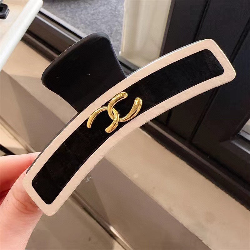 CHANEL 26S BARRETTE HAIR CLIP IN BLACK AND IVORY LEATHER 505338