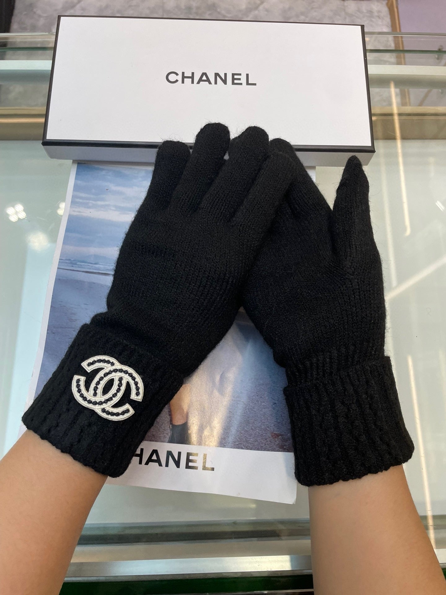 GLOVES IN BLACK CASHMERE WITH WHITE LOGO 405907