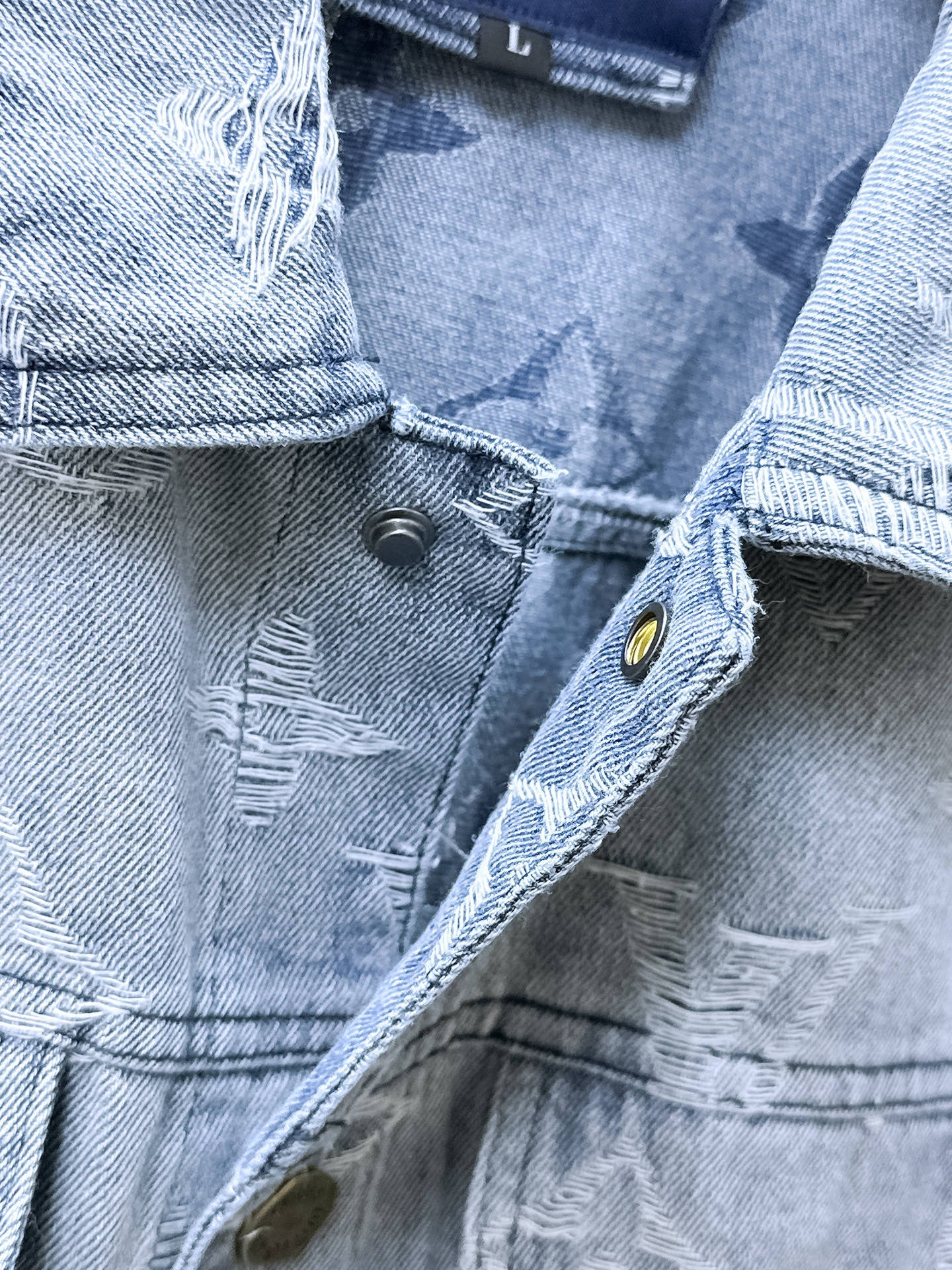 LV SHIRT JACKET IN LIGHT BLUE RIPPED MONOGRAM DENIM 239123