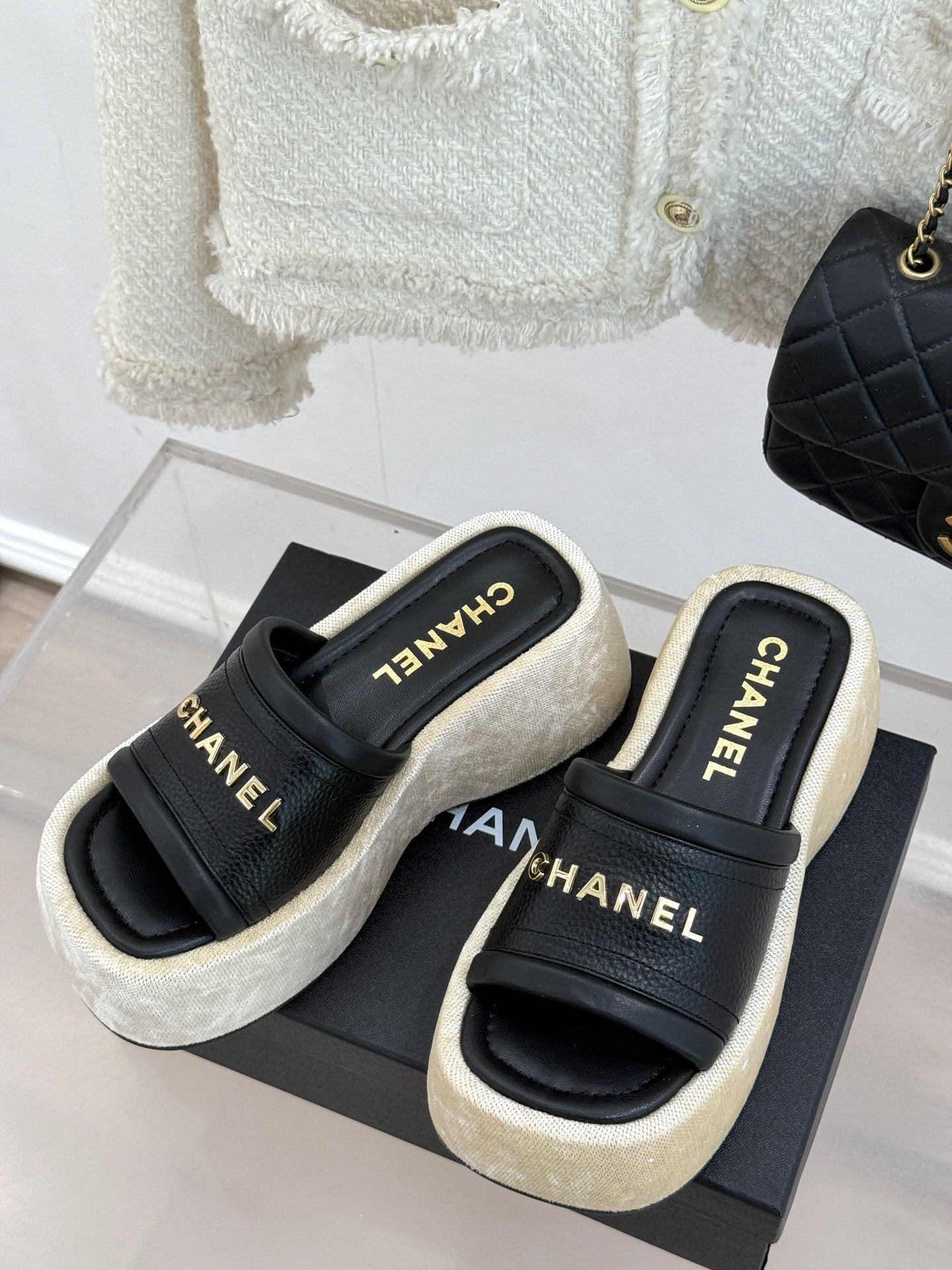 PLATFORM SLIPPERS IN BLACK LAMBSKIN