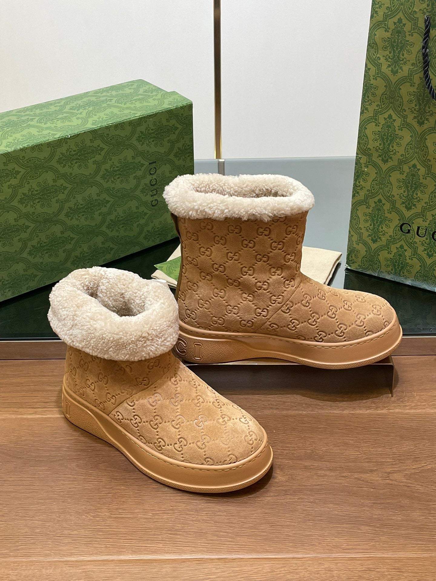 GG SNOW BOOTS IN CIDER BROWN EMBOSSED SUEDE AND BEIGE WOOL LINING