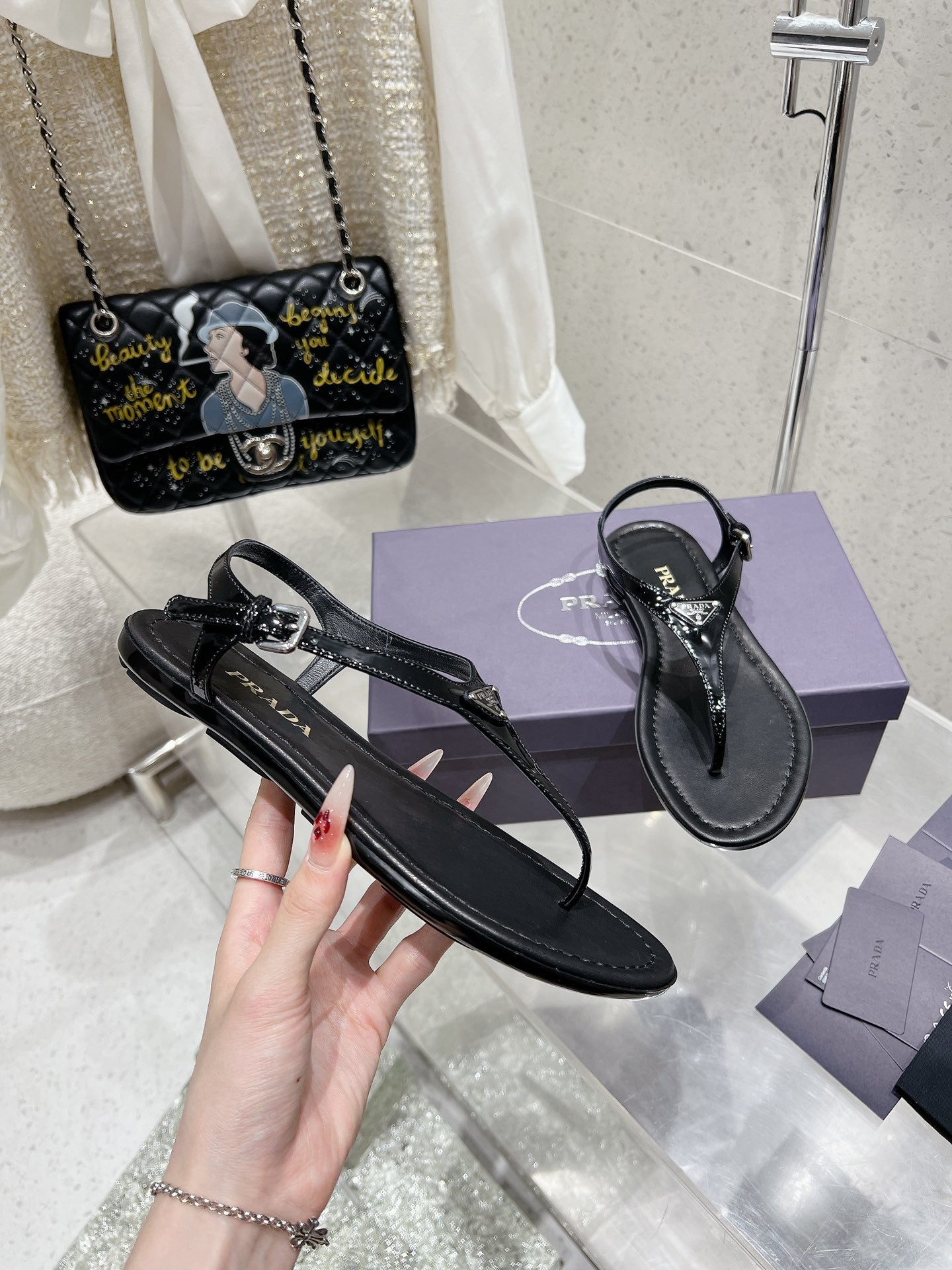 PRA PATENT LEATHER THONG SANDALS BLACK