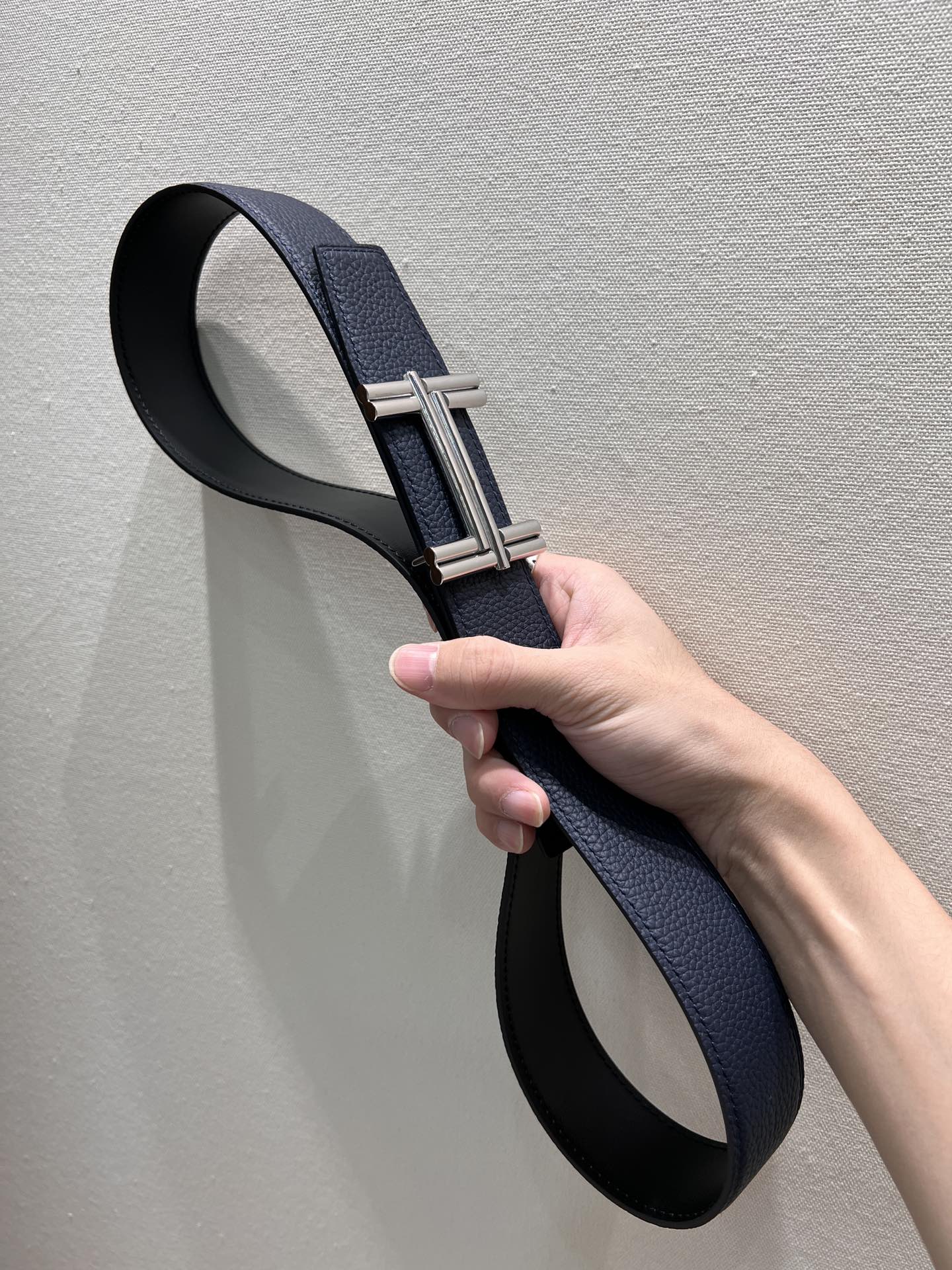 HM TRAVERSE BELT BUCKLE & REVERSIBLE NAVY BLUE LEATHER STRAP 38 MM SILVER HARDWARE