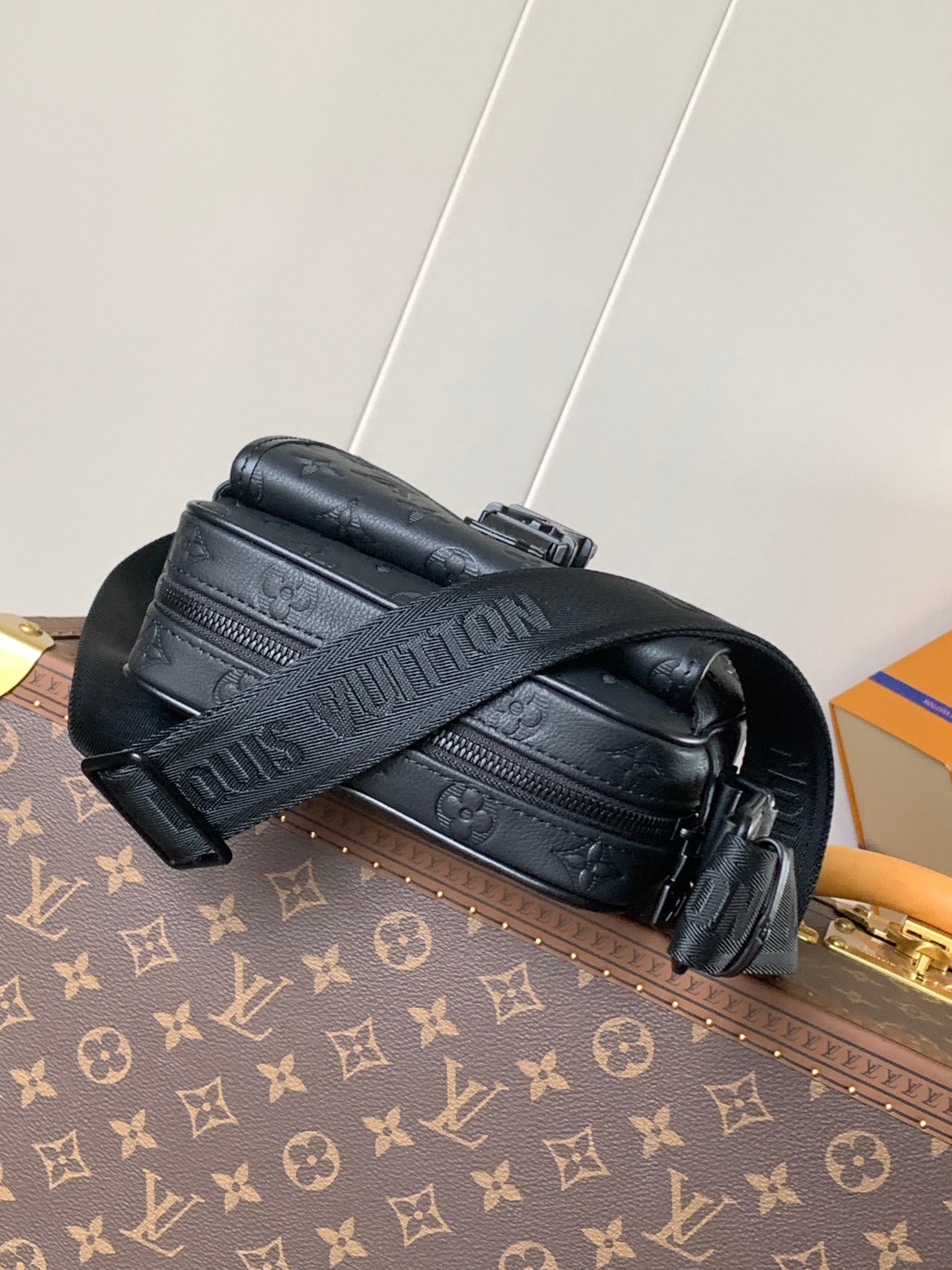 LV 25S GETAWAY MESSENGER BAG 20 IN BLACK MONOGRAM SHADOW EMBOSSED CALFSKIN