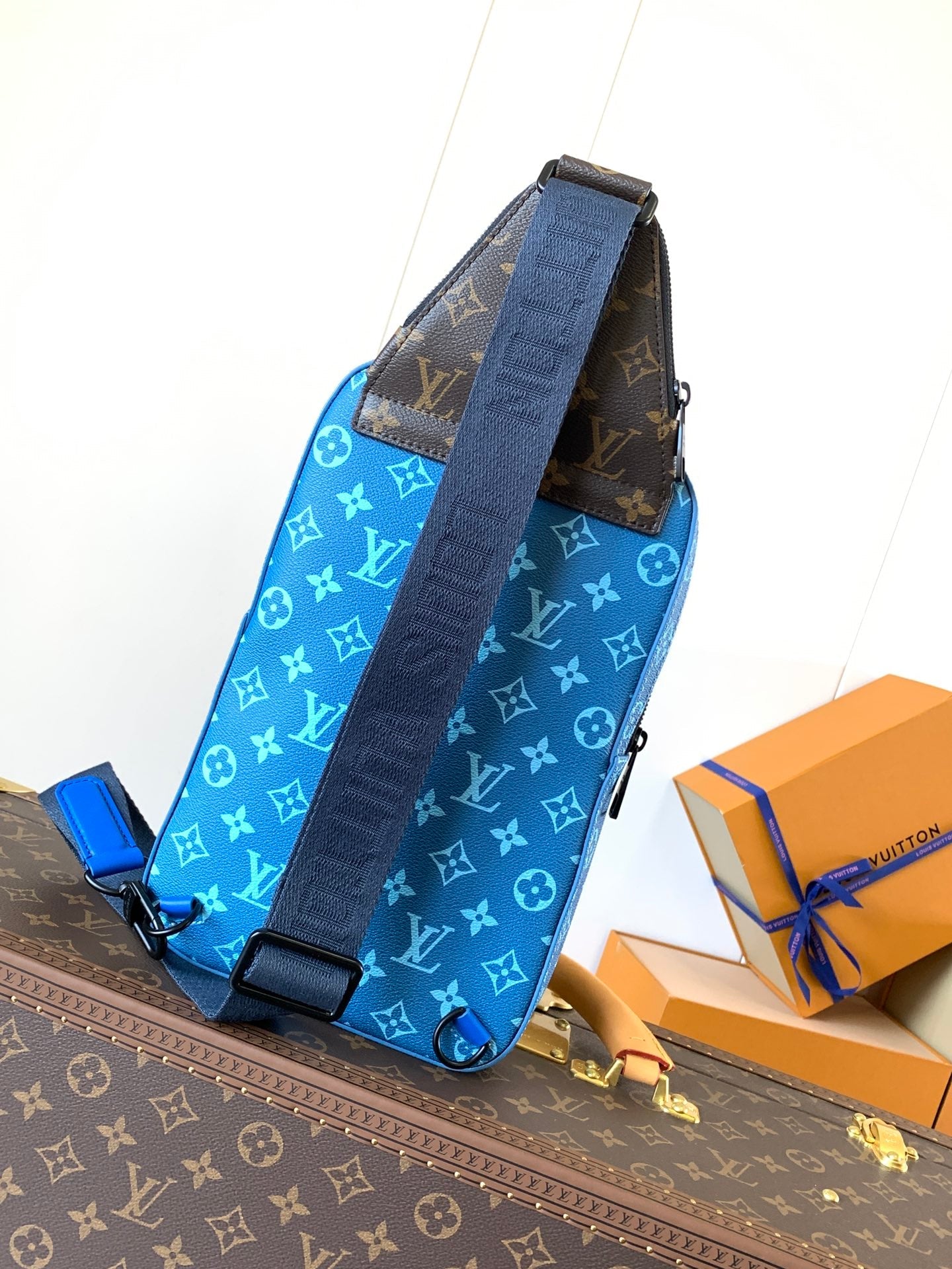 AVENUE SLINGBAG 31 IN BLUE AND BROWN TAIGA LEATHER