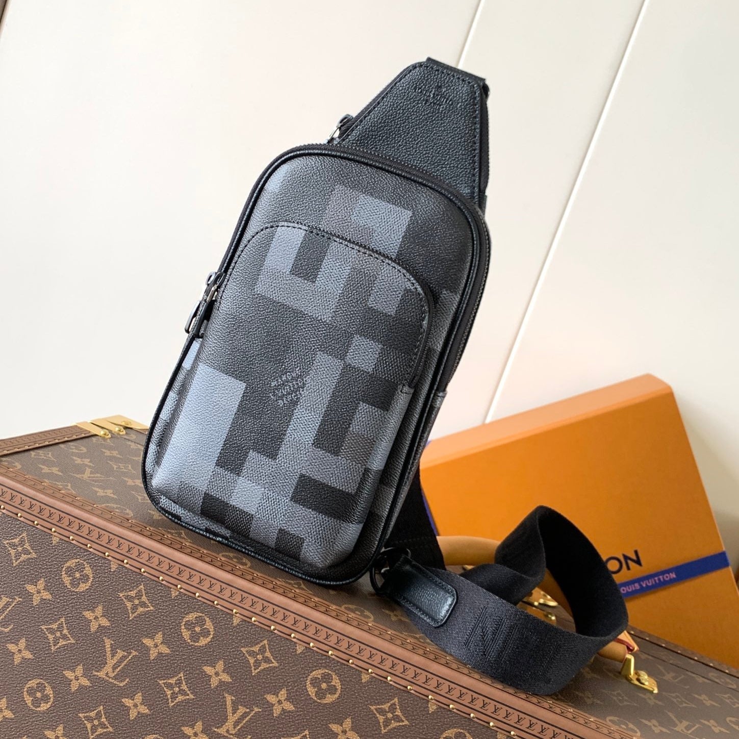 AVENUE 31 IN BLACK CANVAS CALFSKIN