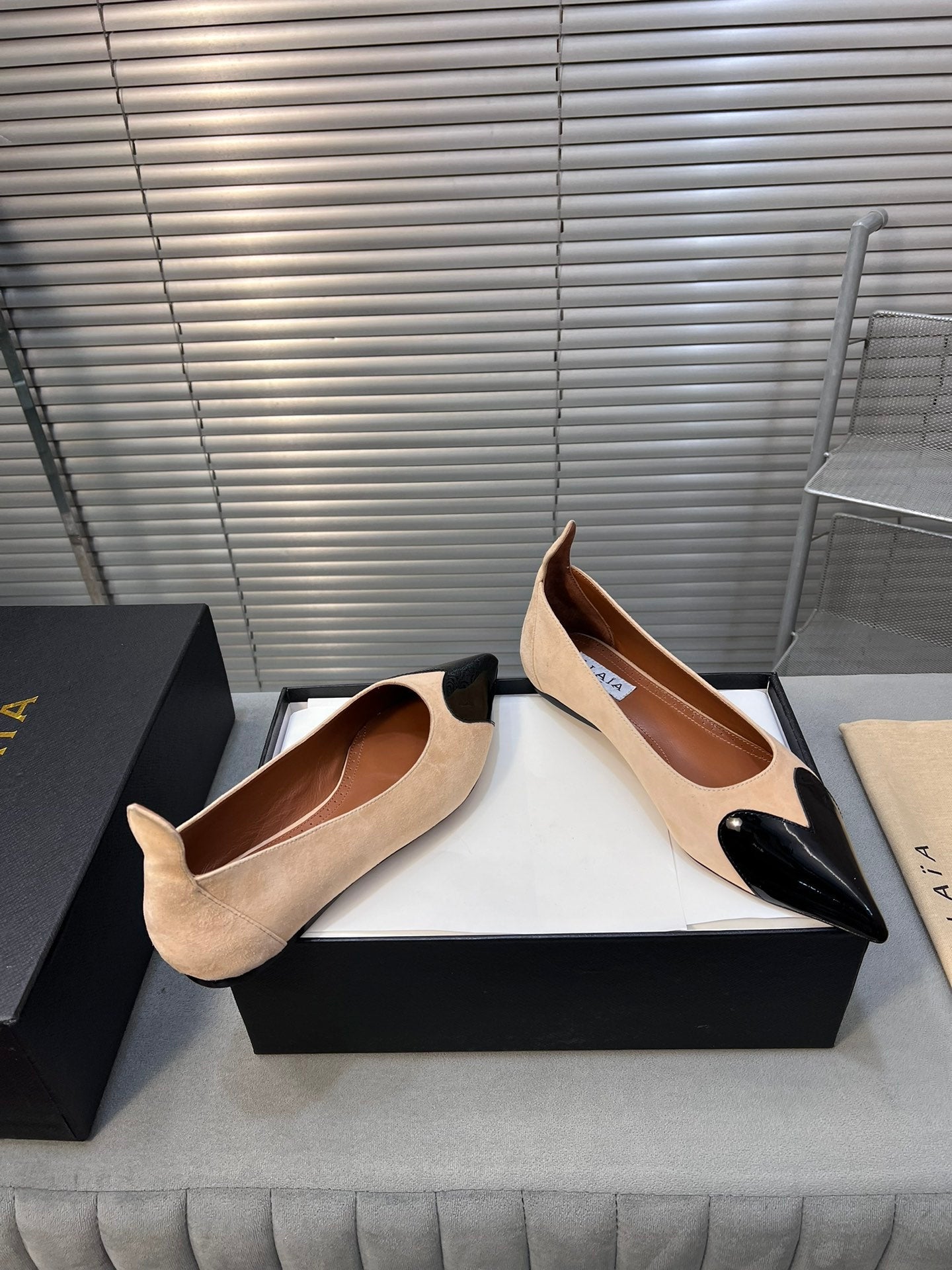 ALAIA PUMP 1 CM IN BEIGE SUEDE MIX BLACK CALFSKIN