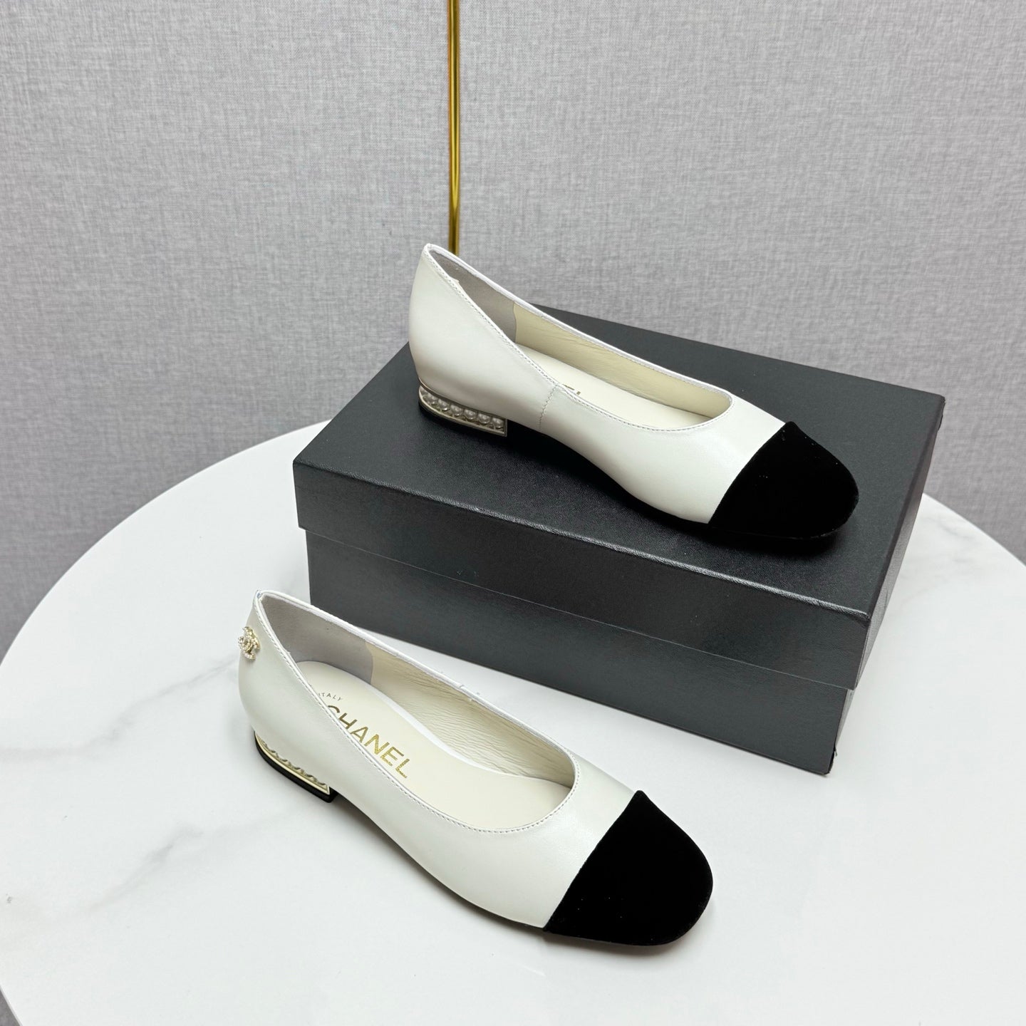 CC BALLET FLATS 25S IN WHITE LAMBSKIN AND BLACK SUEDE WITH PEARL HEEL