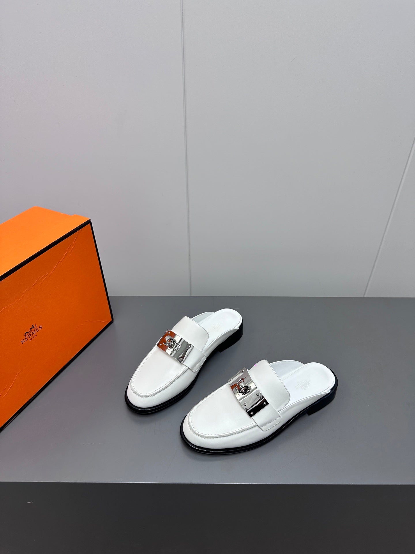 0Z MULE IN WHITE LAMBSKIN