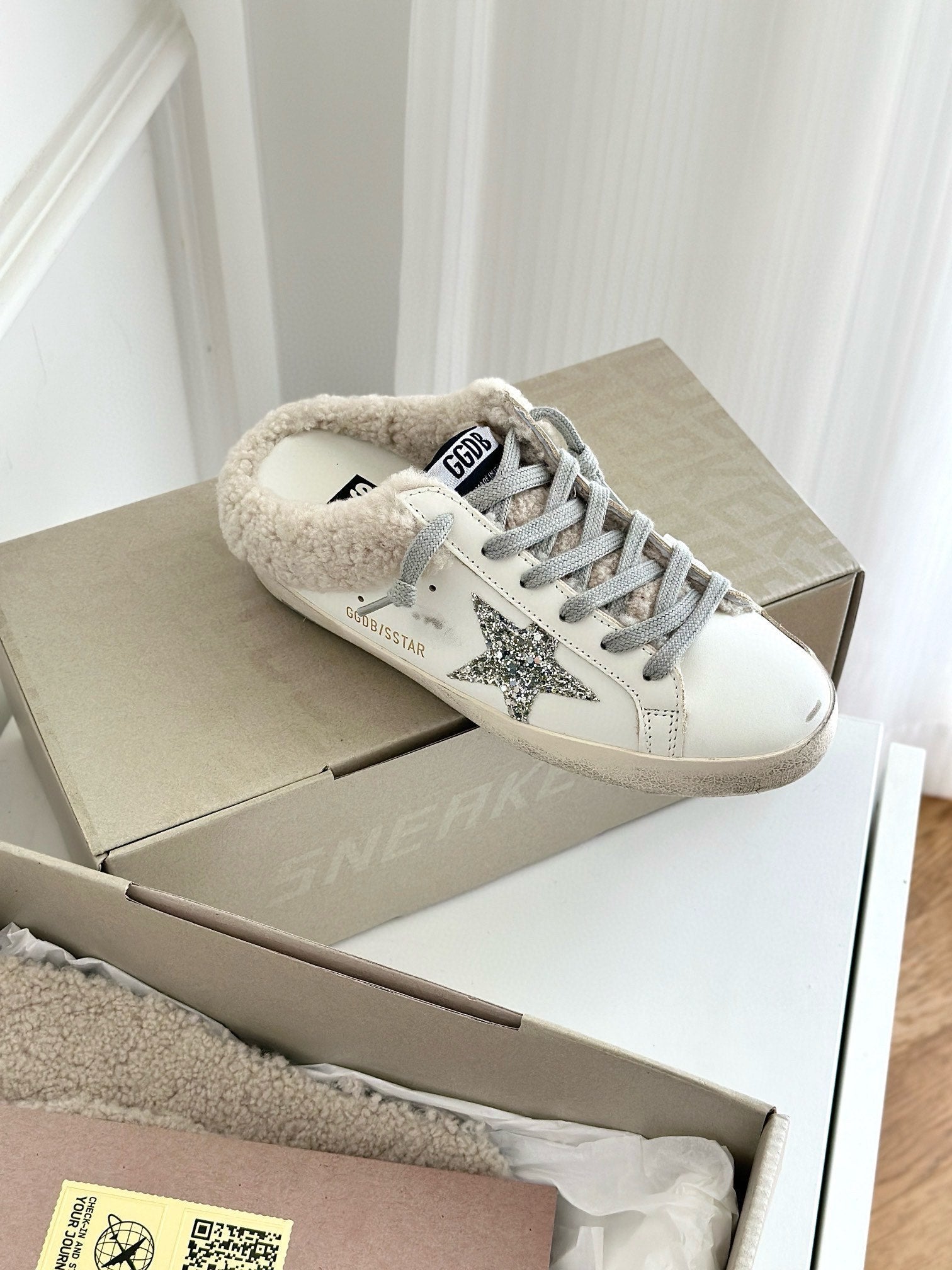 SUPER-STAR SABOTS IN WHITE CALFSKIN WITH GLITTER WHITE STAR